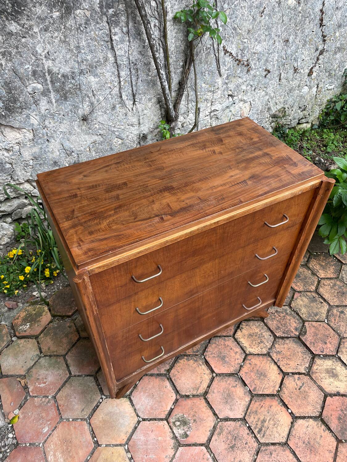 Compass leg chest of drawers