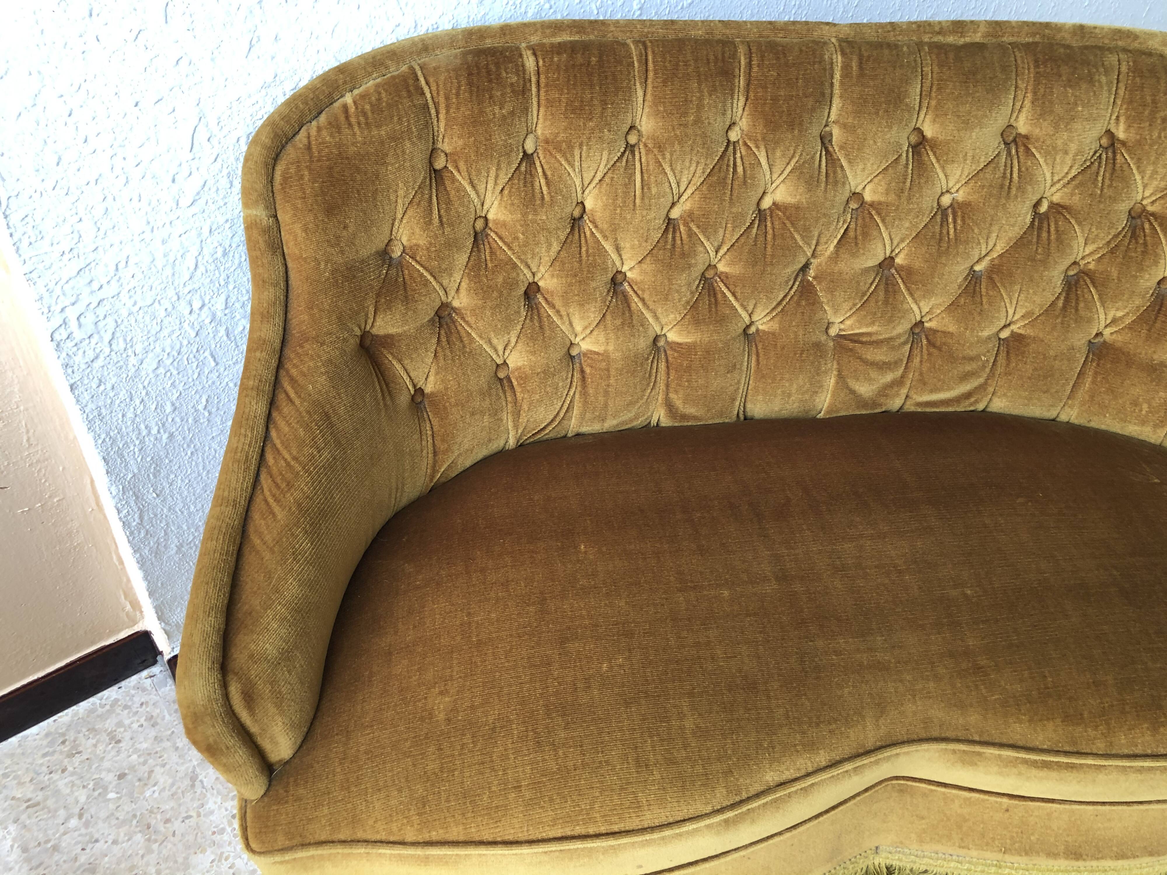 Banquette crapaud vintage capitonnée en velours or