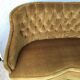 Banquette crapaud vintage capitonnée en velours or