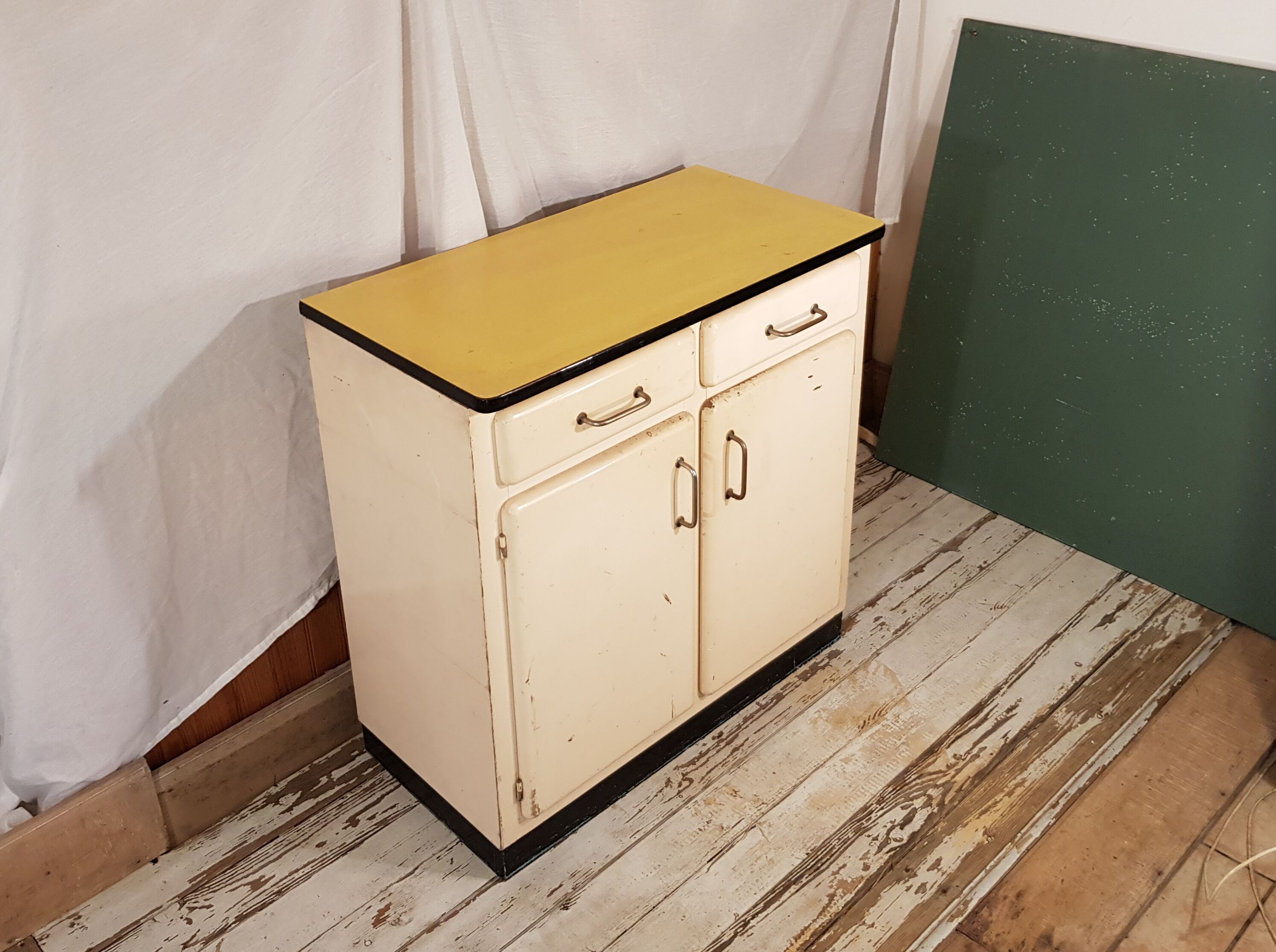 Mado buffet with yellow formica tray