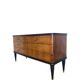 Commode en acajou plaqué avec plateau en verre vert, années 1950