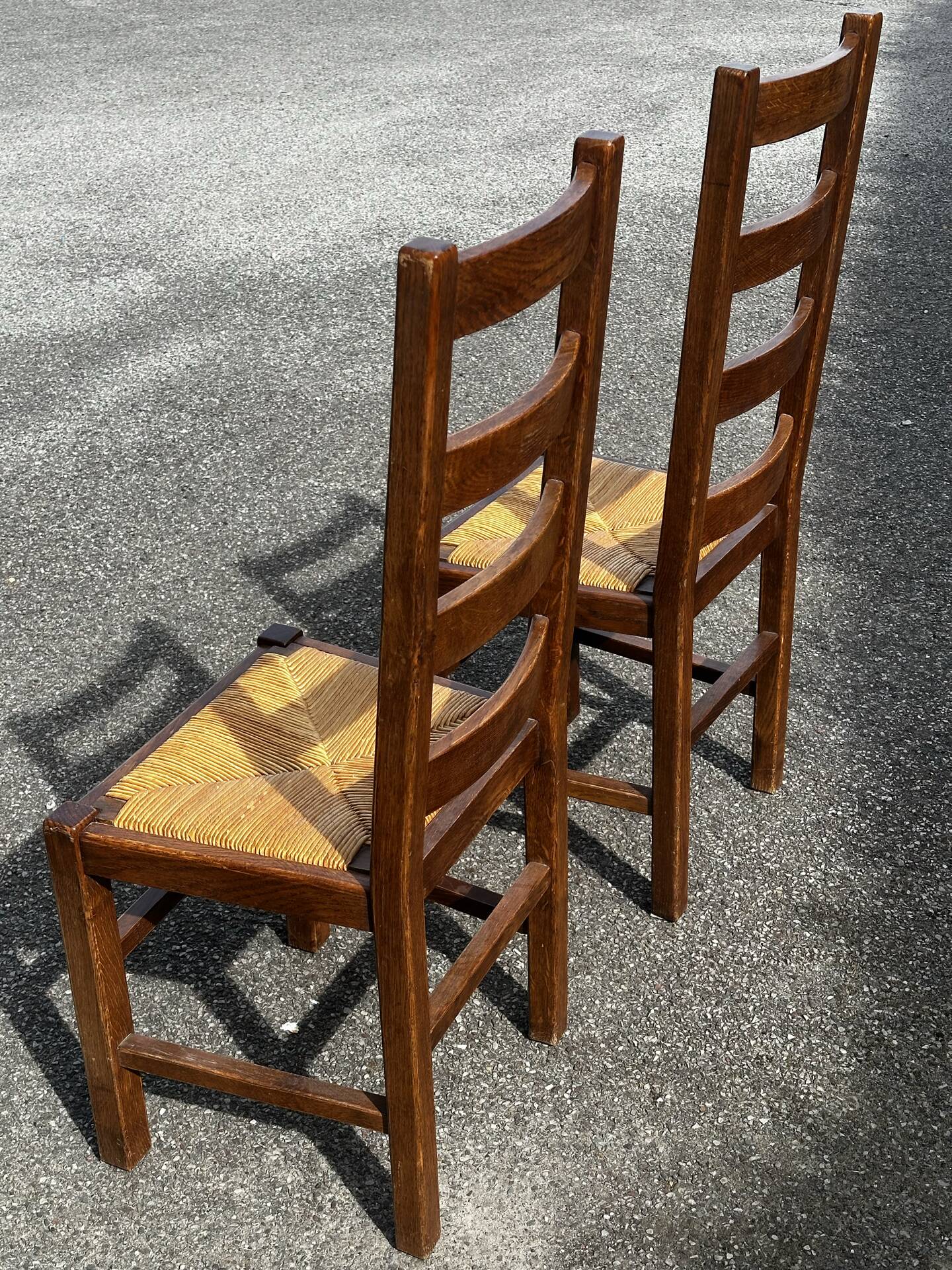 Paire de chaises en chêne et paille – années 50