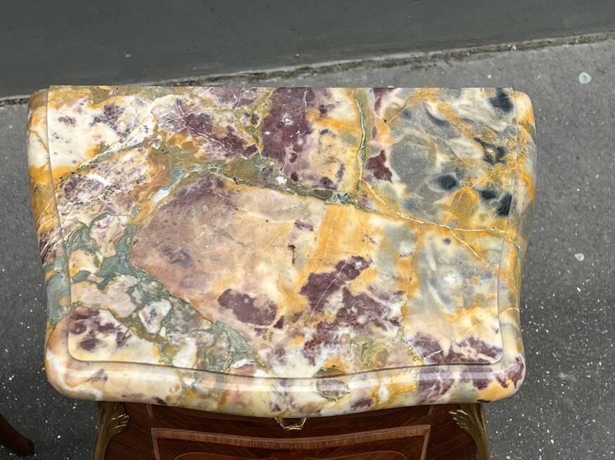 Paire de tables de chevet de style Louis XV en bois de rose.
