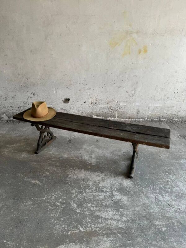 Banc de jardin ancien en bois brun foncé et fonte noire avec assise en bois massif patiné