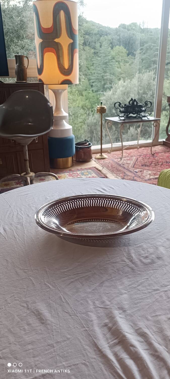 basket, silver-plated metal, moulded and chiseled with a gadrooned frieze