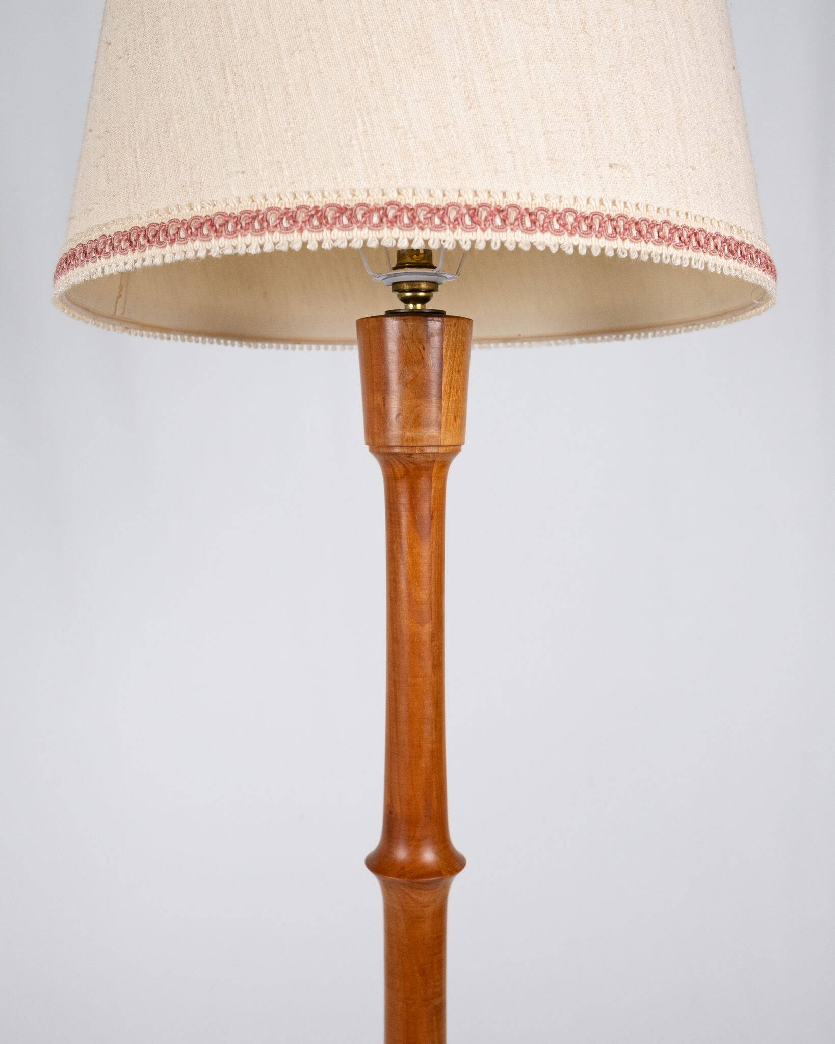 Pair of turned wooden floor lamps in Art Deco style, France, mid-20th century.