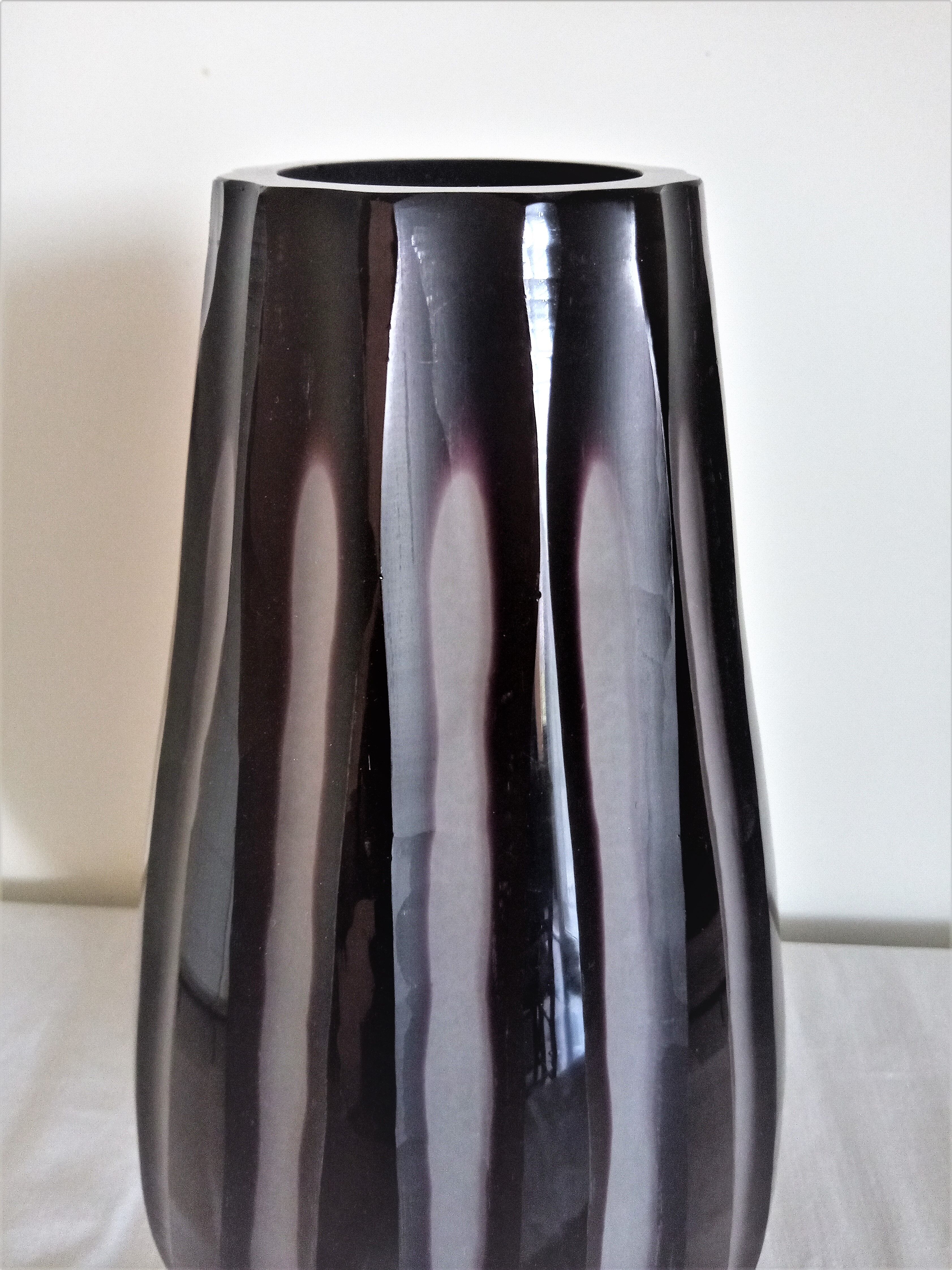 Art Deco vase in thick hand-cut glass in irregular vertical strokes H30