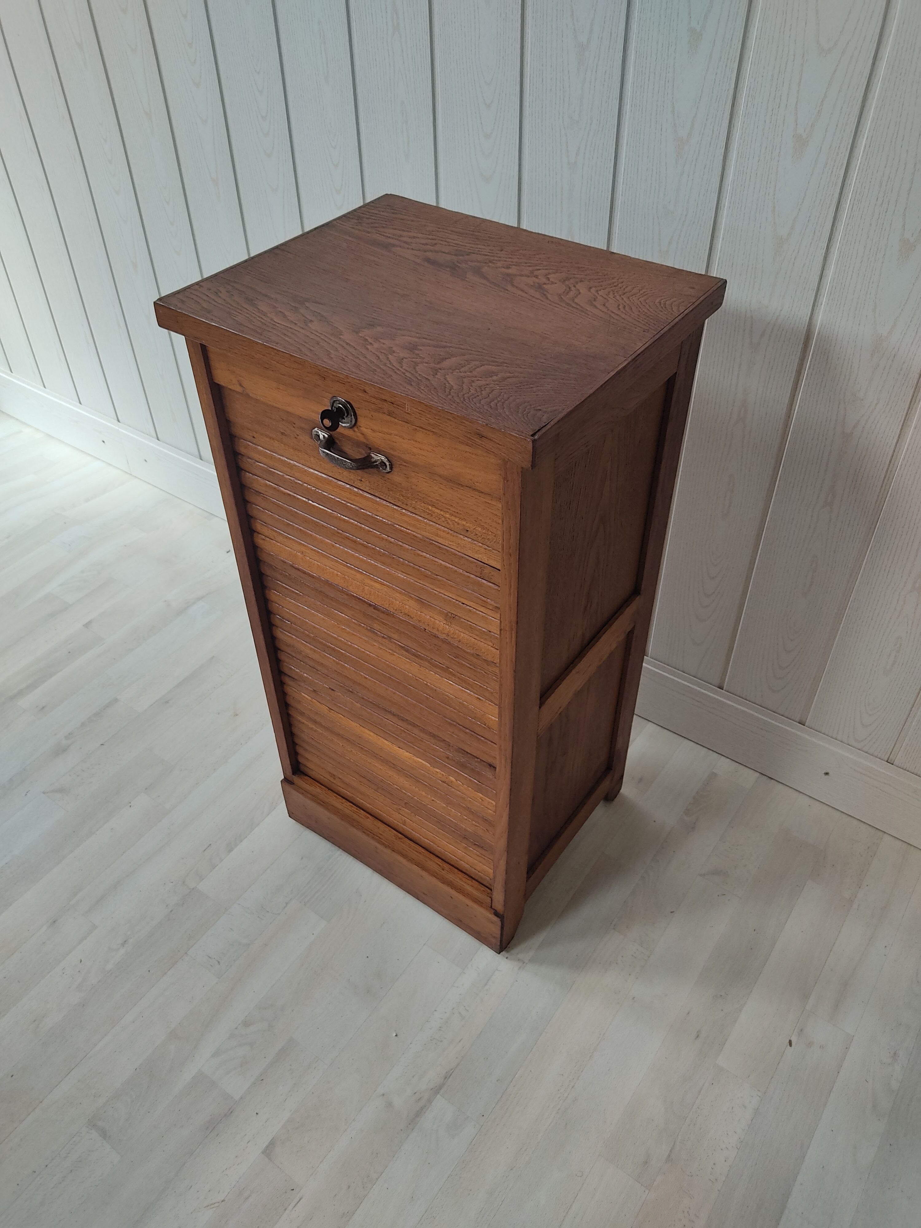 Furniture notary binder has curtain