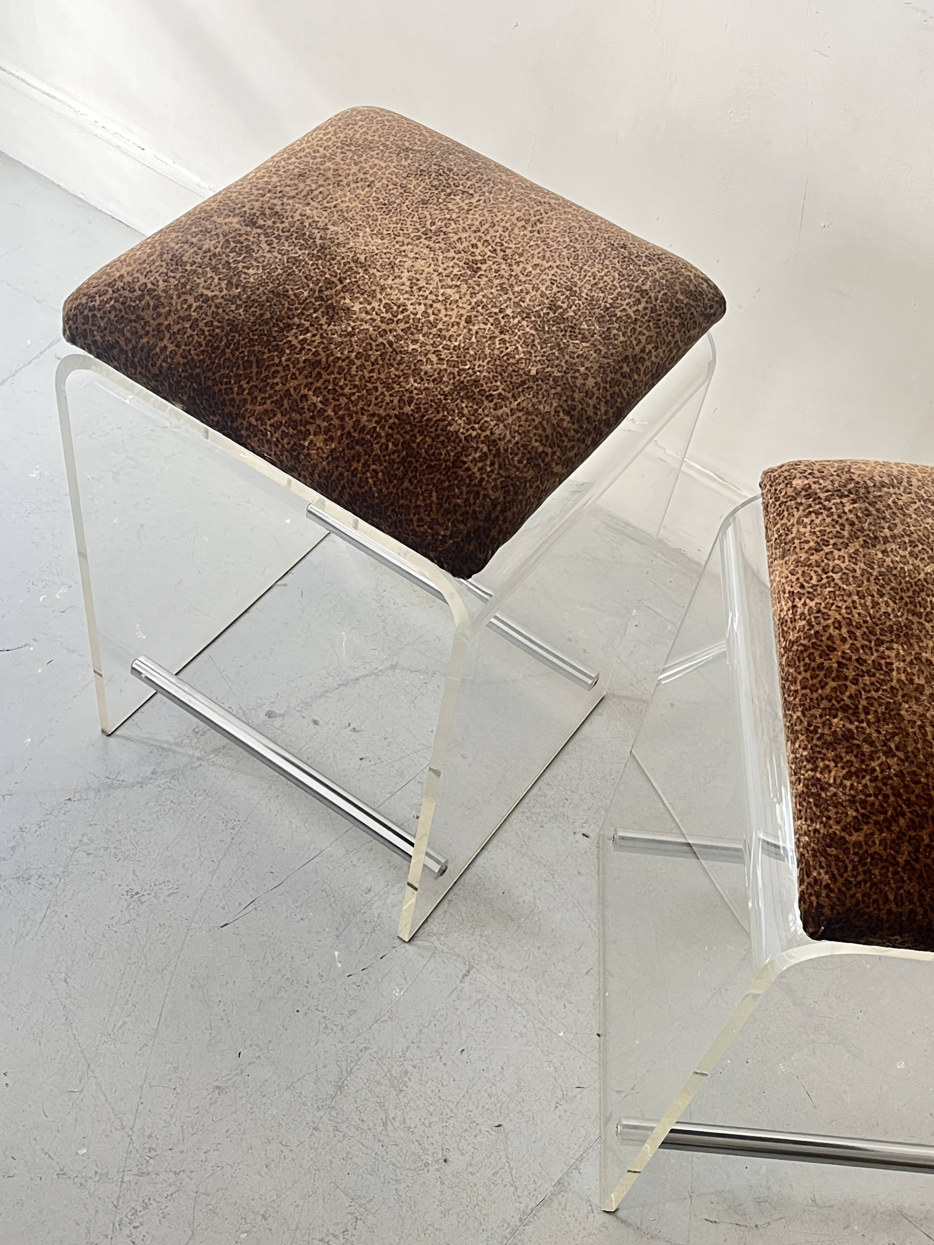2 tabourets de bar en plexiglas, chrome et velours léopard, 1970
