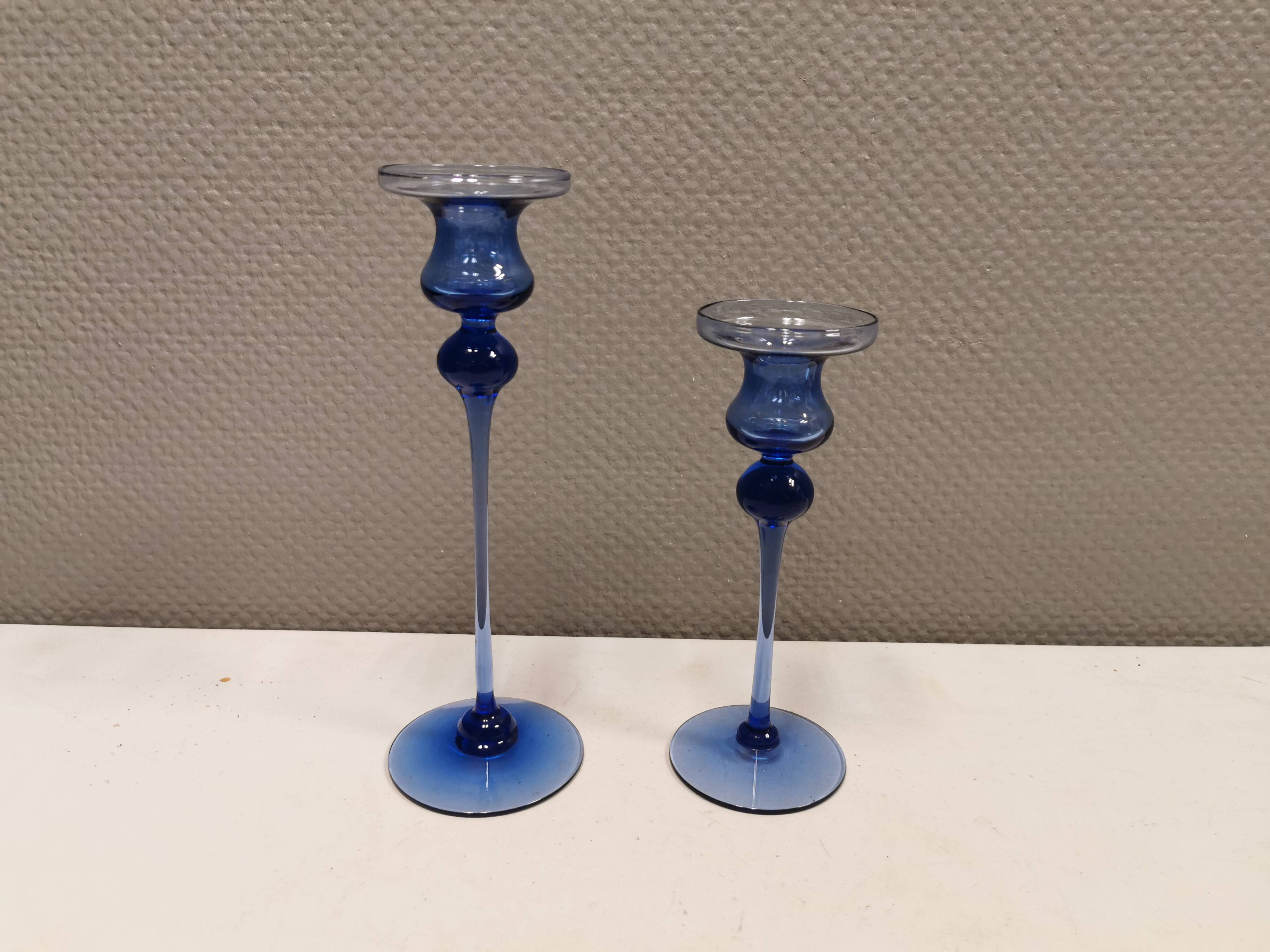 Holmegaard, suite de deux bougeoirs, modèle Cassiopeia en verre bleu saphir.
