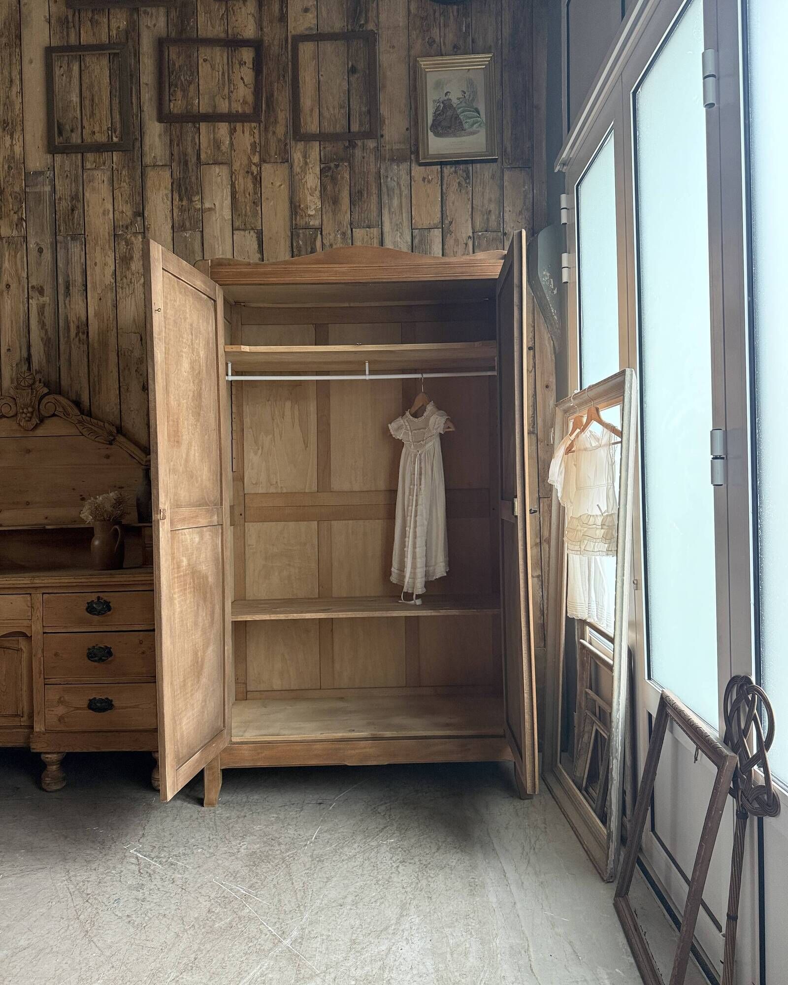 Parisian Art Deco wardrobe with hanging space (renovated)