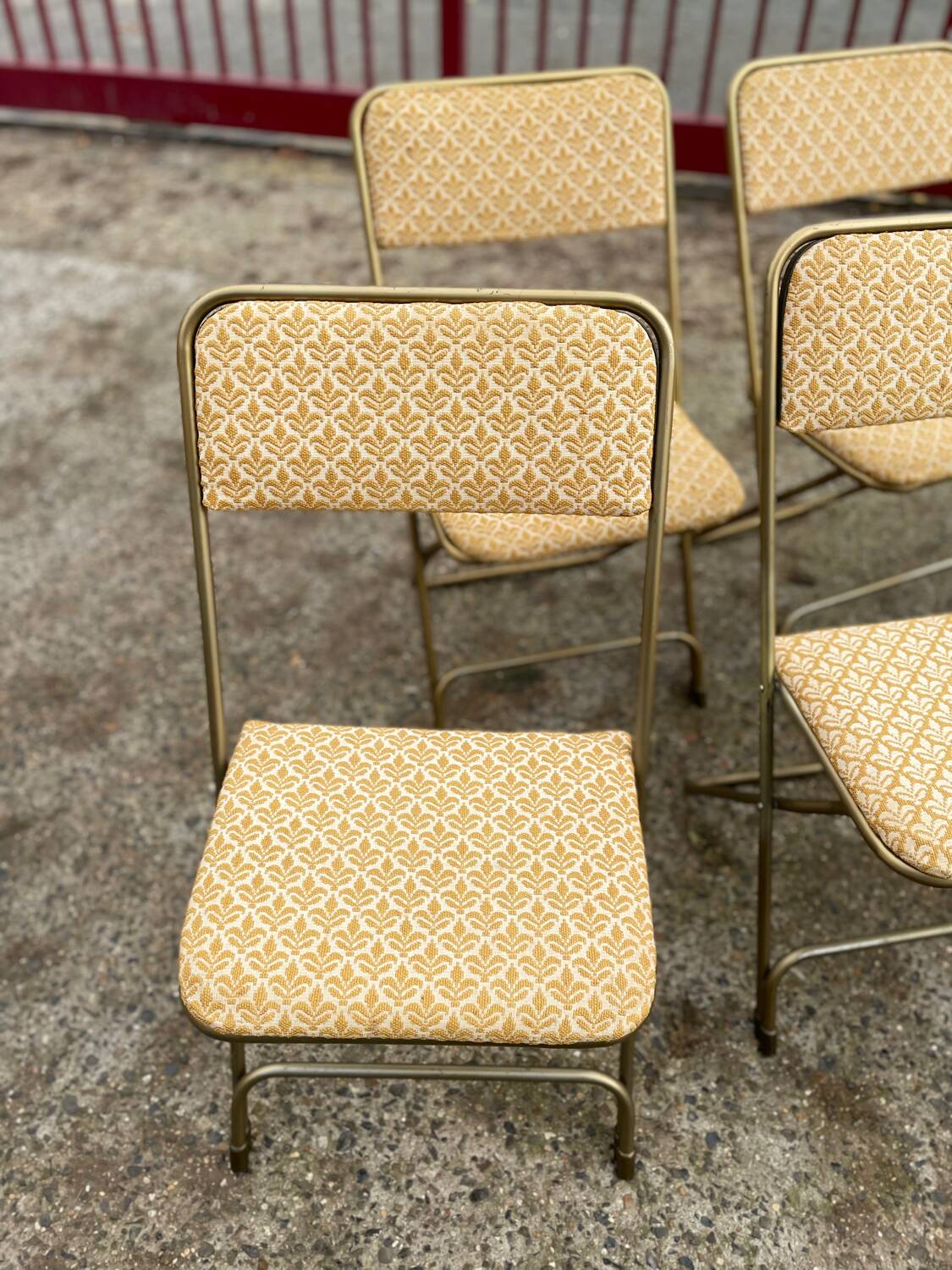 Set of 4 vintage folding chairs / 70's theater armchairs