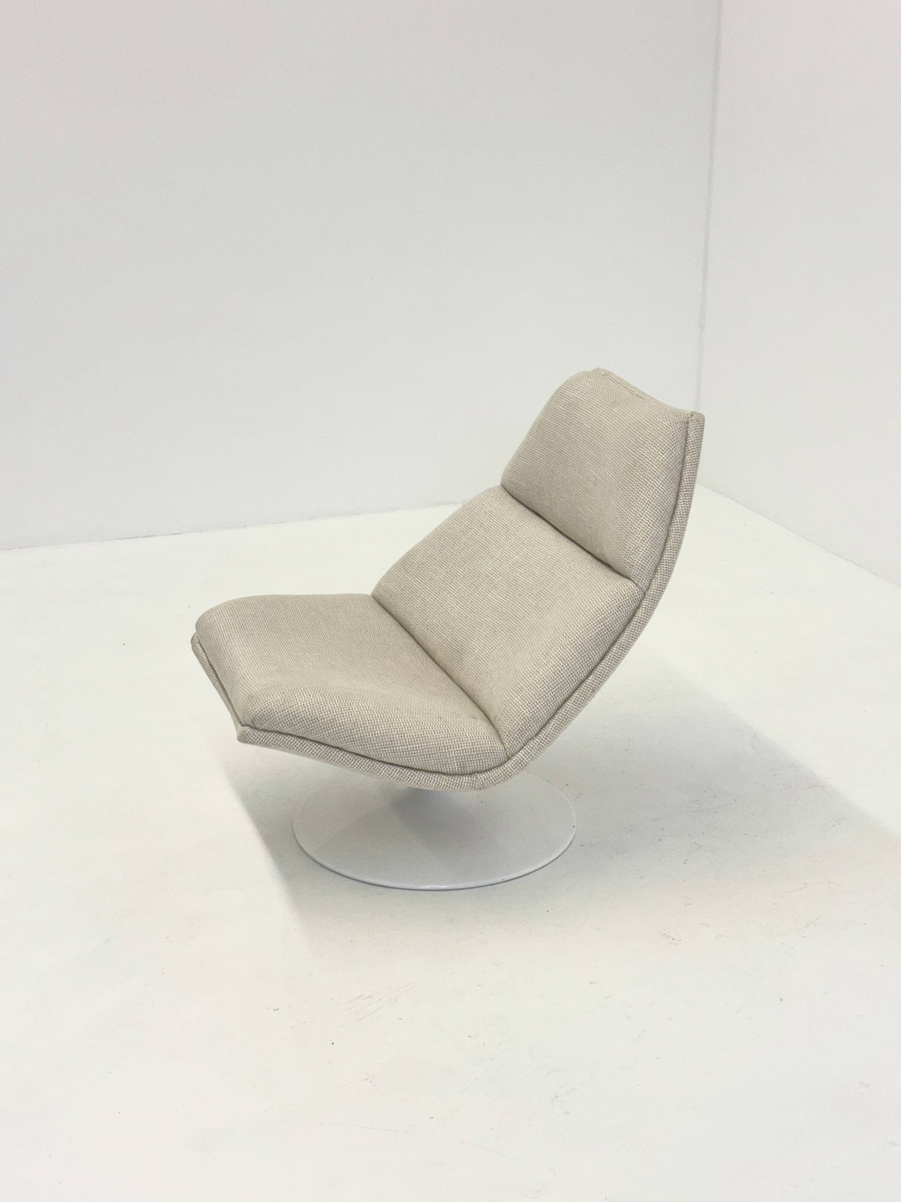 Artifort F511 armchair in cream