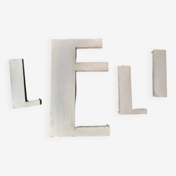 Lot 4 lettres d'enseignes art déco en zinc leli