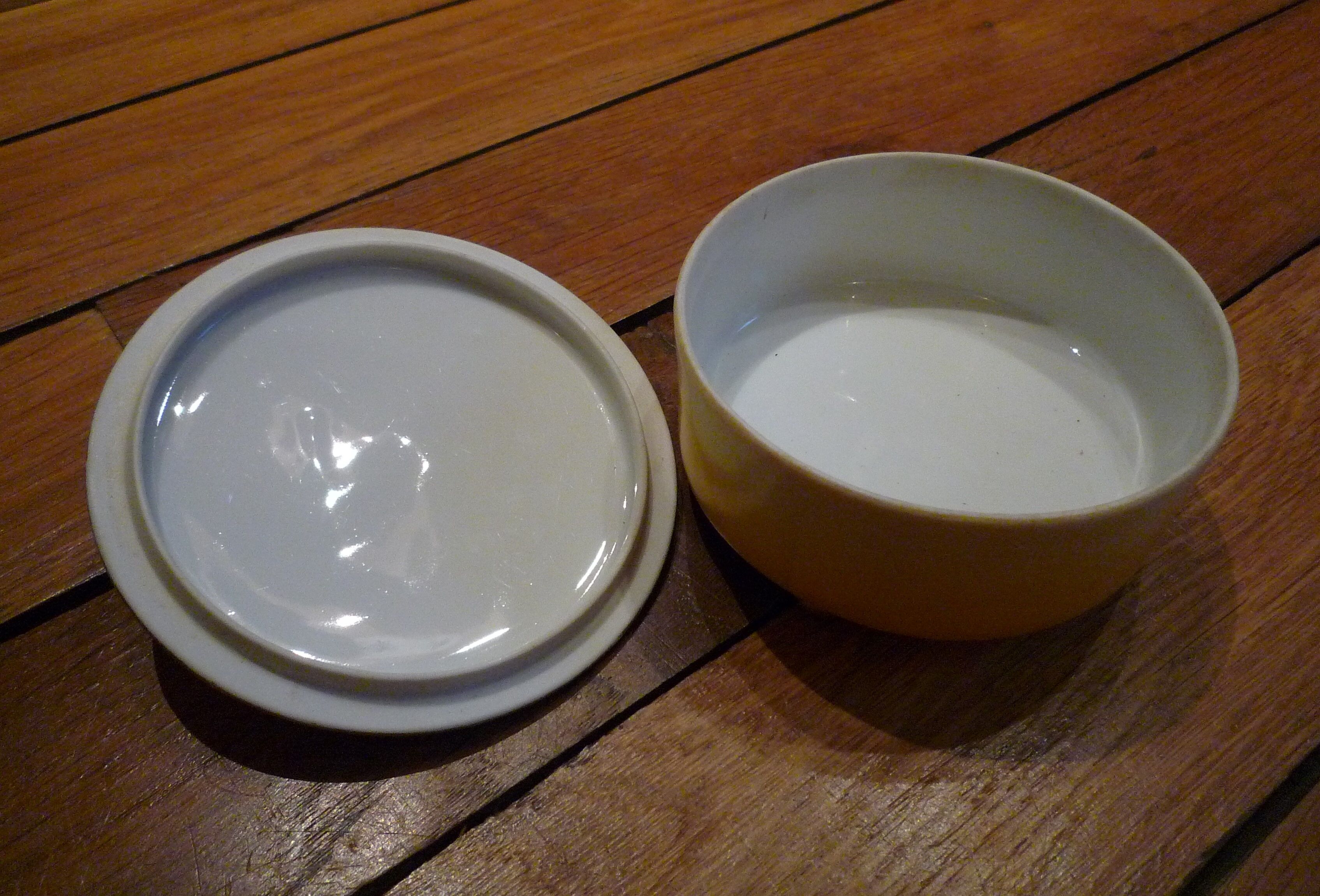 Small old box / candy maker, cicada decoration, Limoges porcelain DADAT