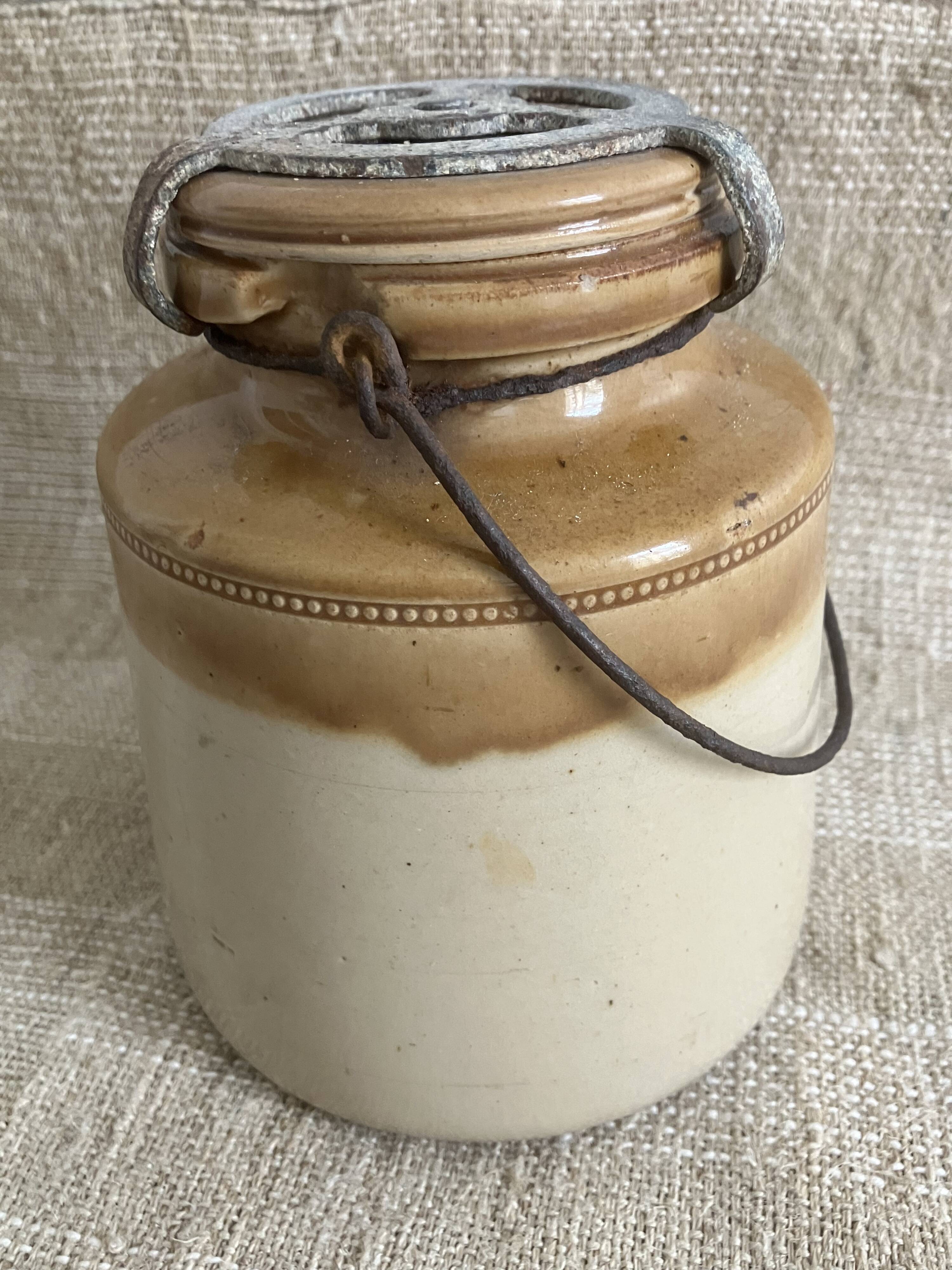 Two-tone stoneware pot