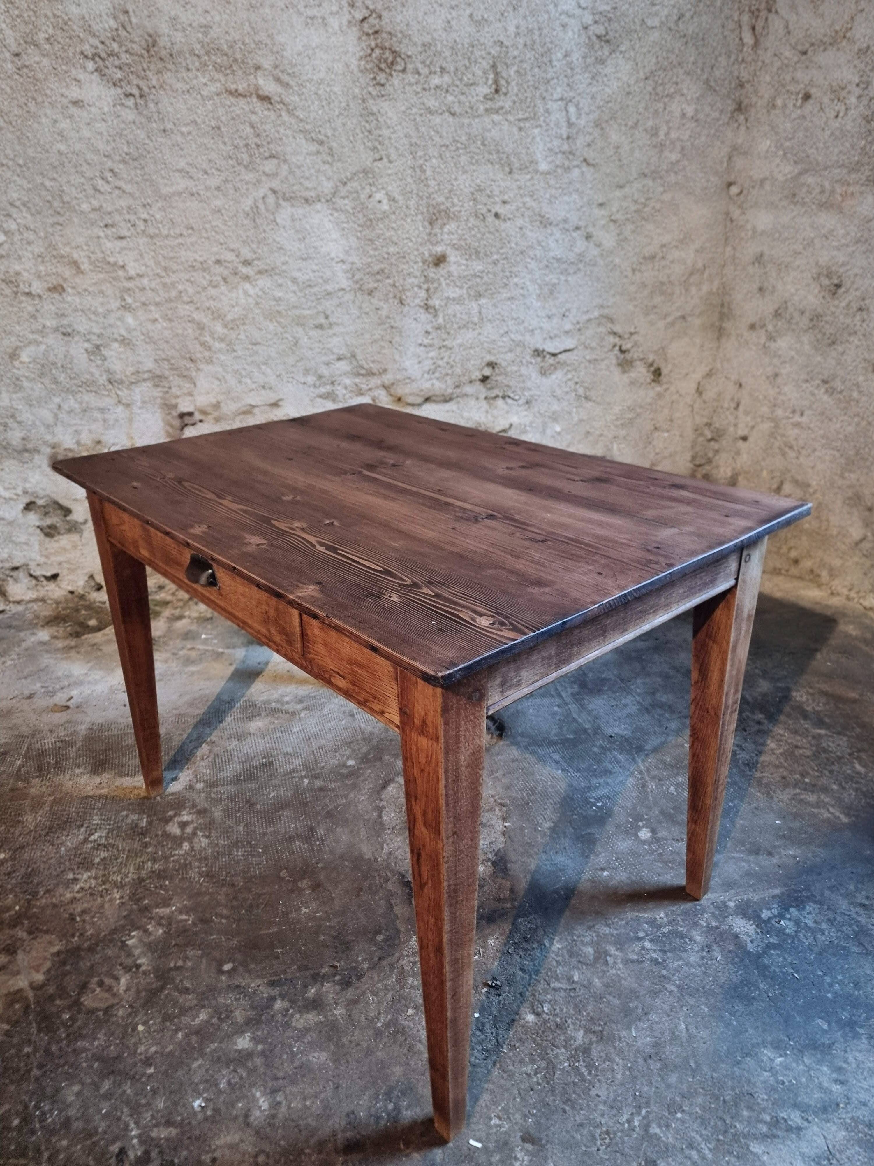 French antique table with drawer – Around 1920 – Pine top and legs.