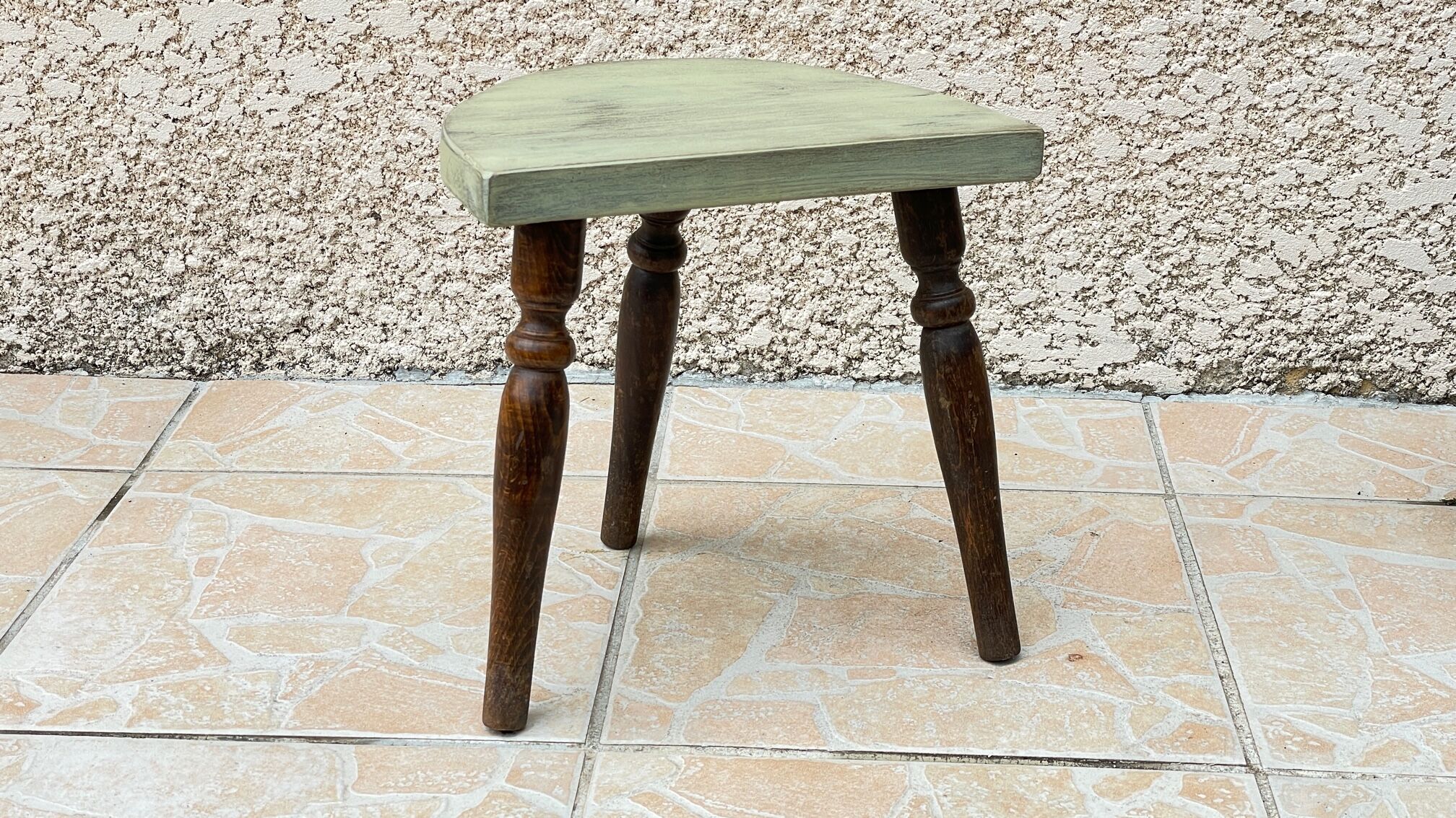 Tabouret en bois tripode vintage