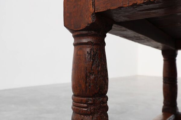 Table d'appoint en chêne sculpté, Espagne, XVIIe siècle