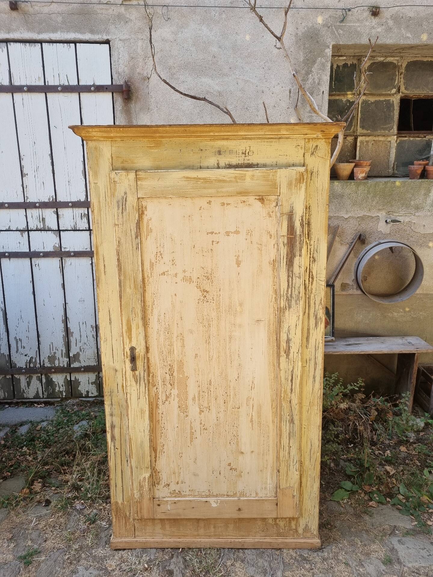 Wooden bonnetière