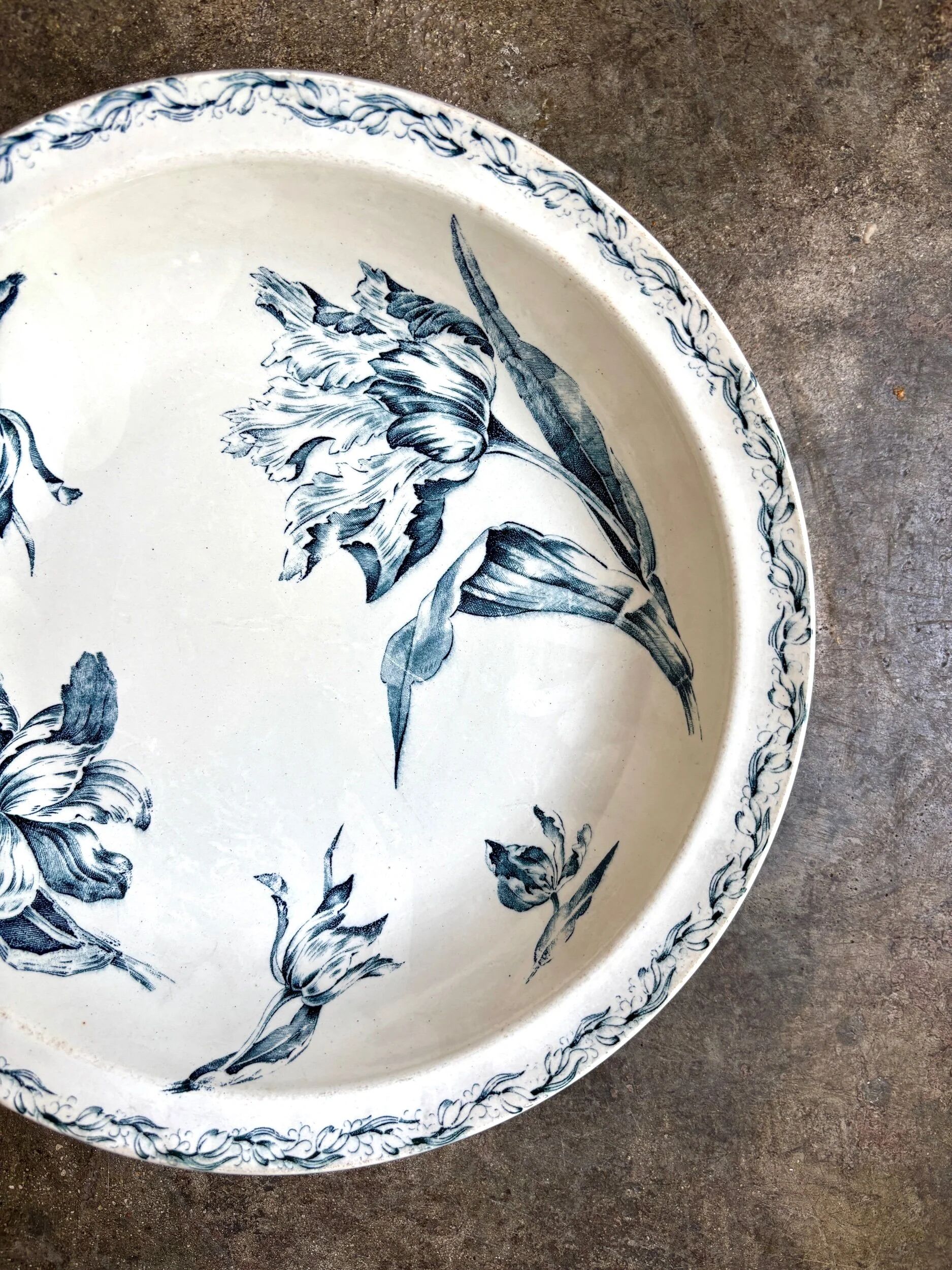 Shallow round plate Lunéville in blue ironstone, "Tulip" service.