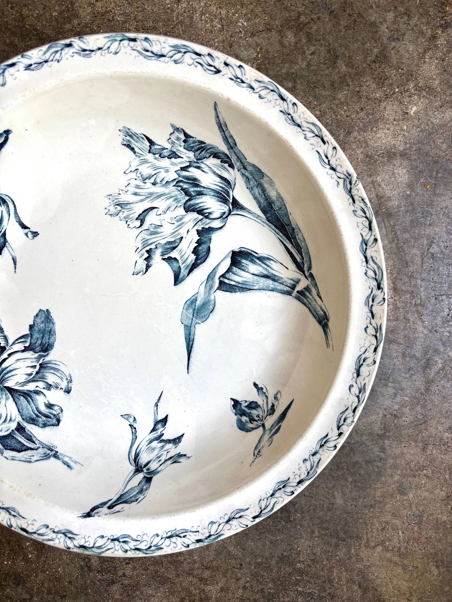 Shallow round plate Lunéville in blue ironstone, "Tulip" service.