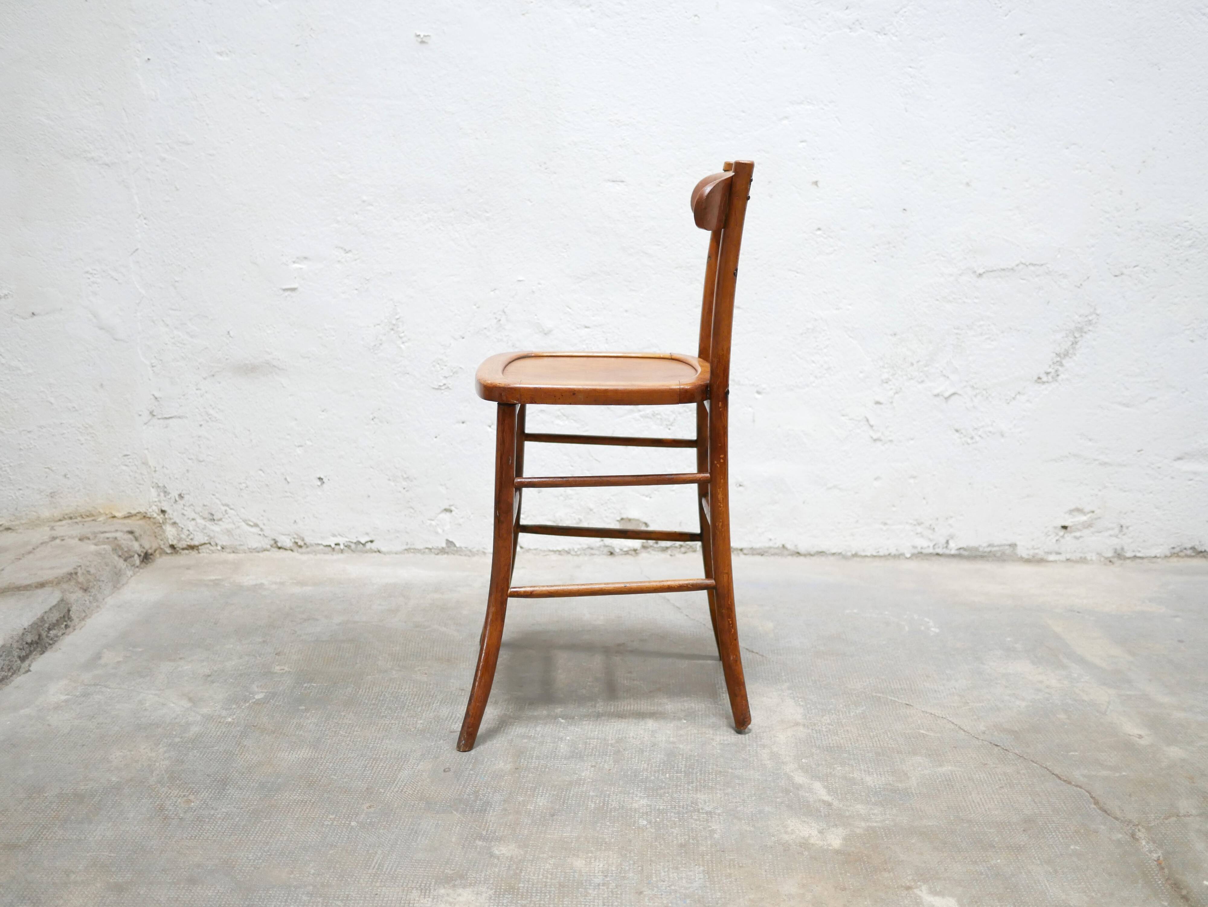 Chaise de bar vintage en bois par les éditions Luterma