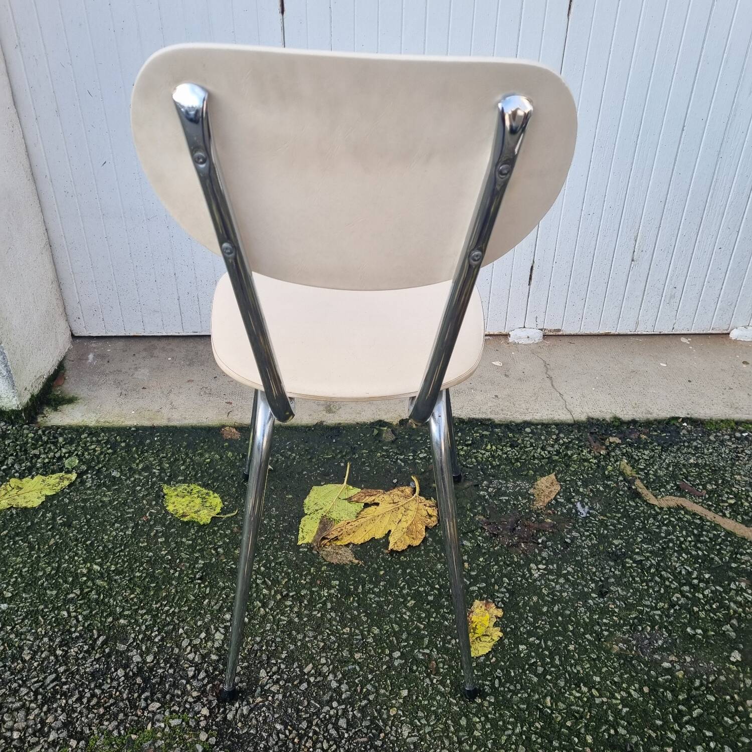 3 white vinyl chairs from 1970
