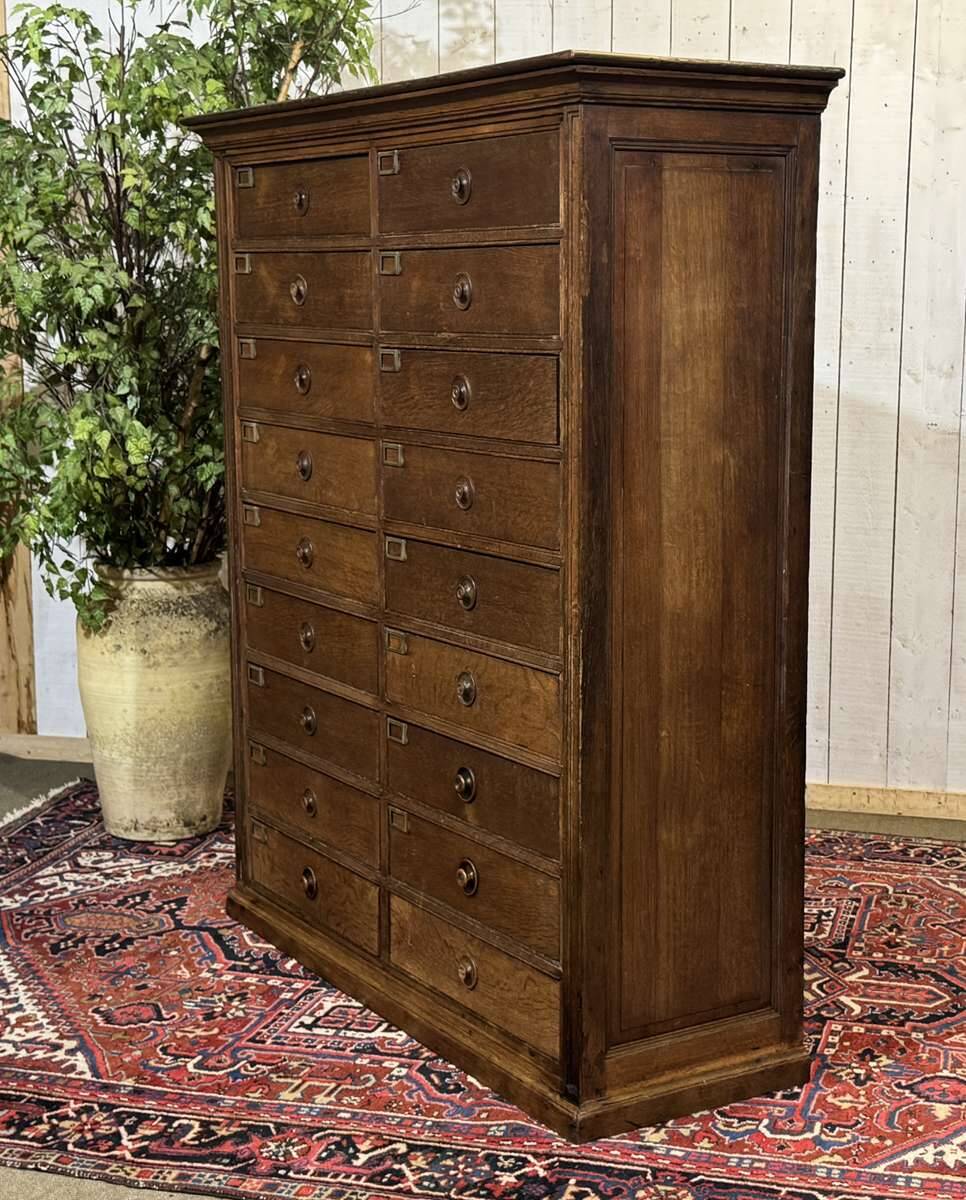 Notary's cabinet with 18 drawers in oak and fir from the early 20th century.
