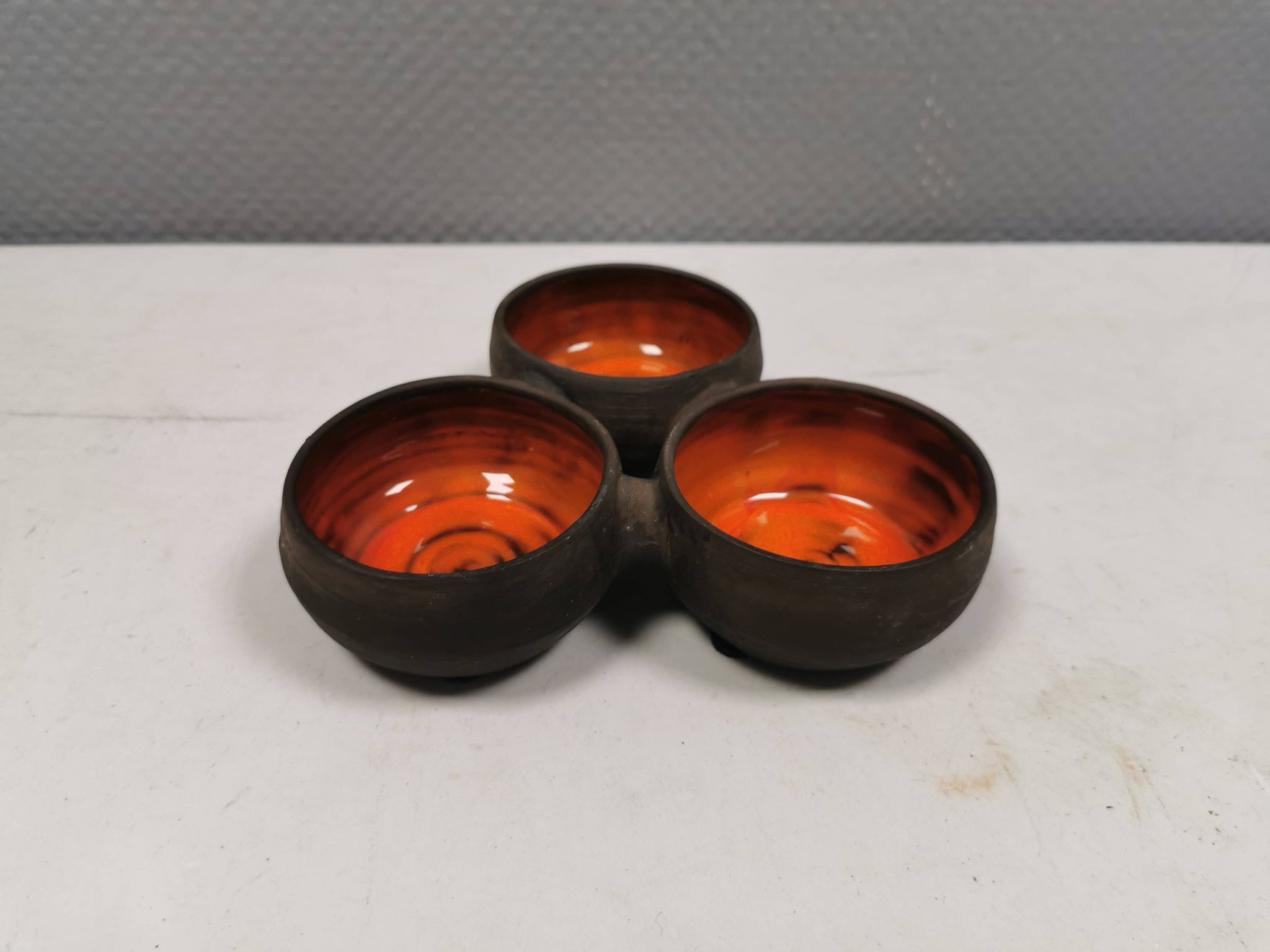 Magnifique bol (composé de 3 bols) avec glaçure orange/rouge à l'intérieur