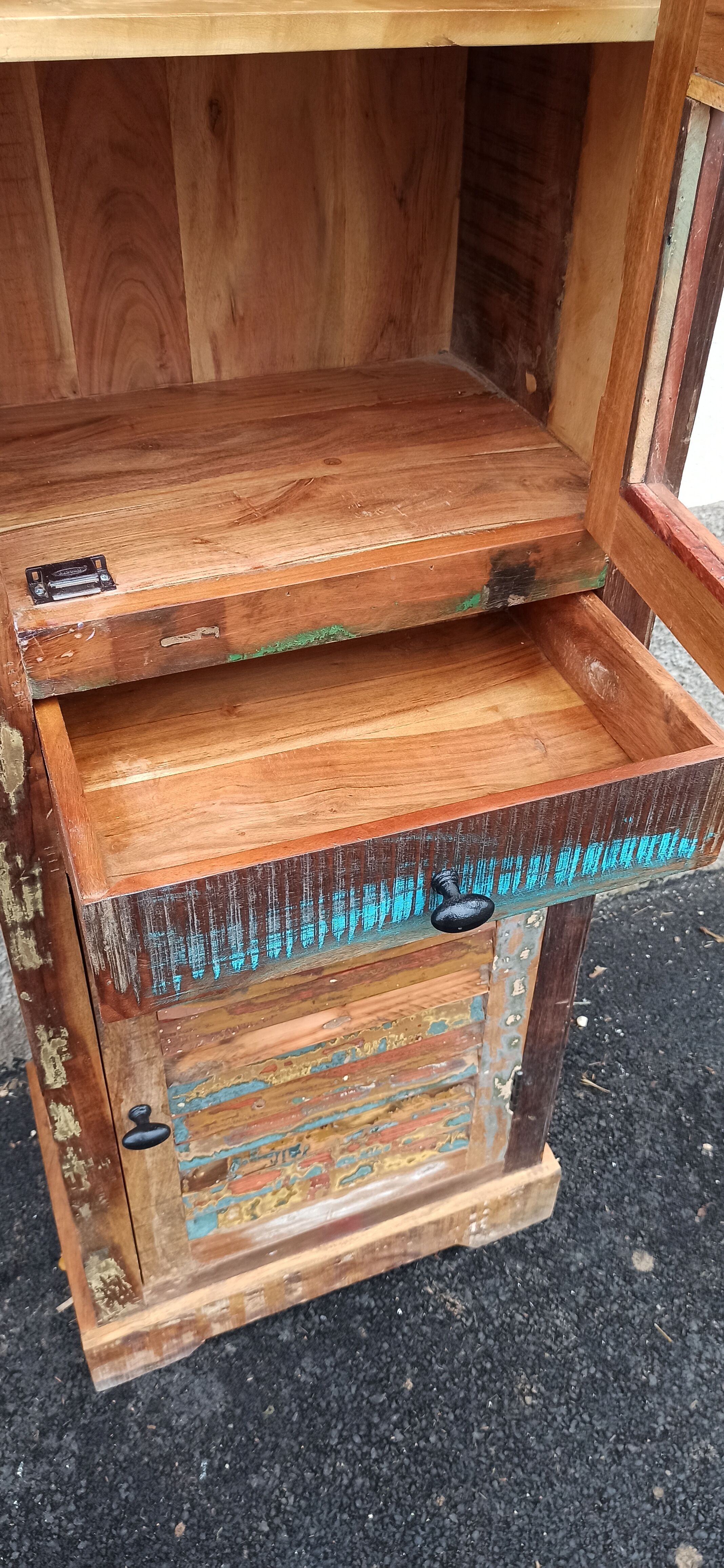 Bibliothèque en bois coloré avec vitres