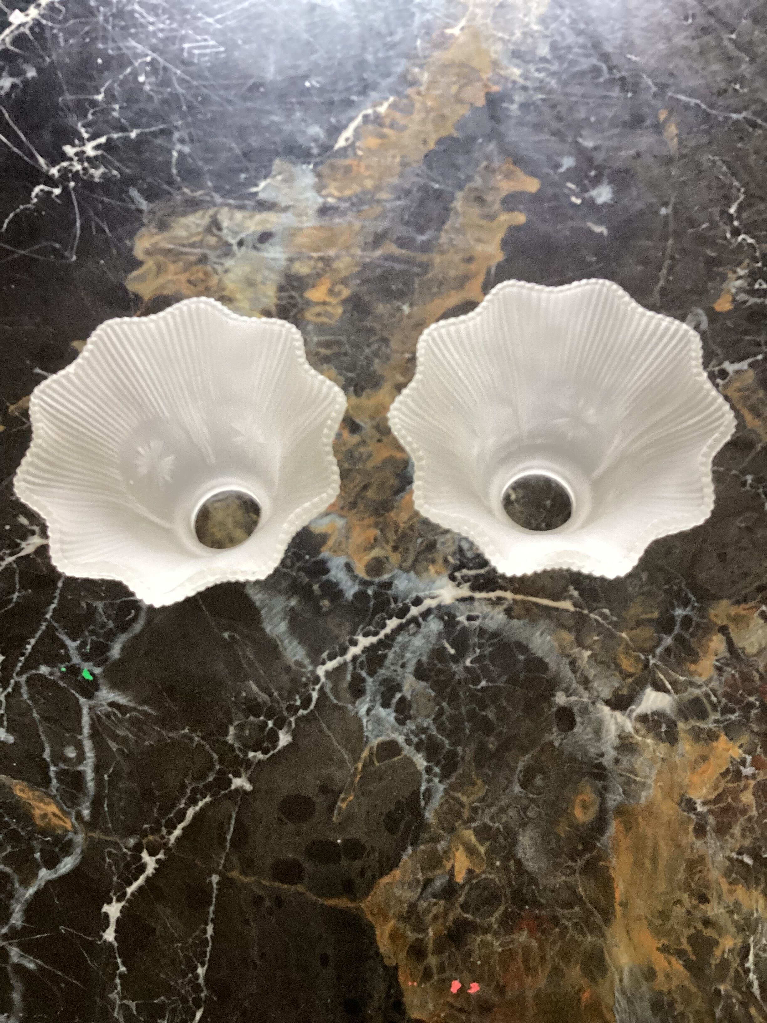 Paire de globe tulipe en verre pressé vintage dimension : hauteur -12cm- diamètre haut -5,5cm-