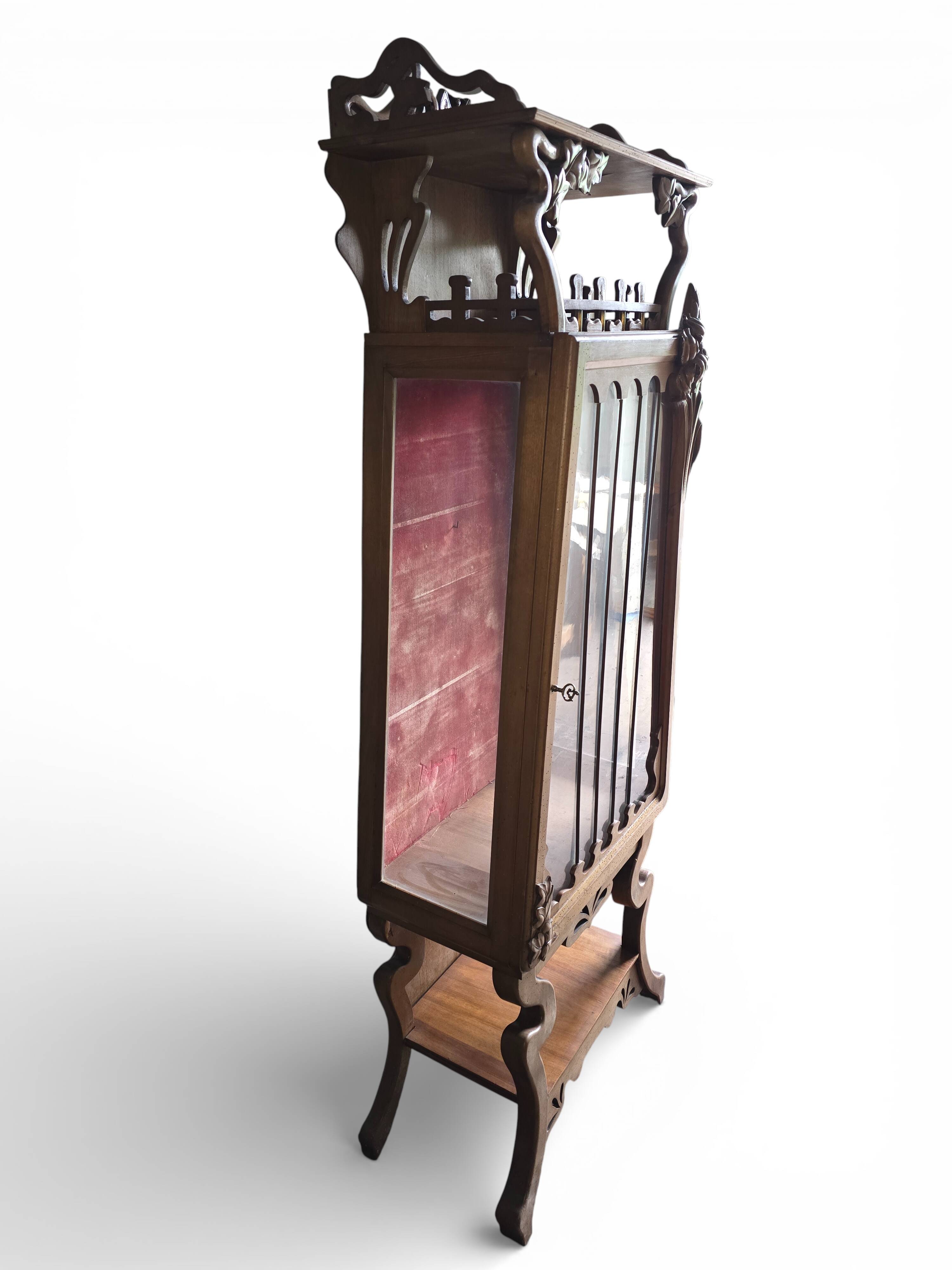 Vitrine Art Nouveau – décor végétal & papillon – bois et parois vitrées
