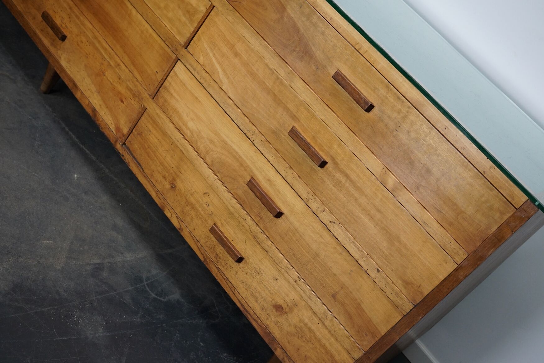 Armoire ou comptoir de mercerie en noyer espagnol vintage, années 1960