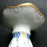 Bougeoir en porcelaine de Limoges forme fleur décorée d'un semis de fleurettes