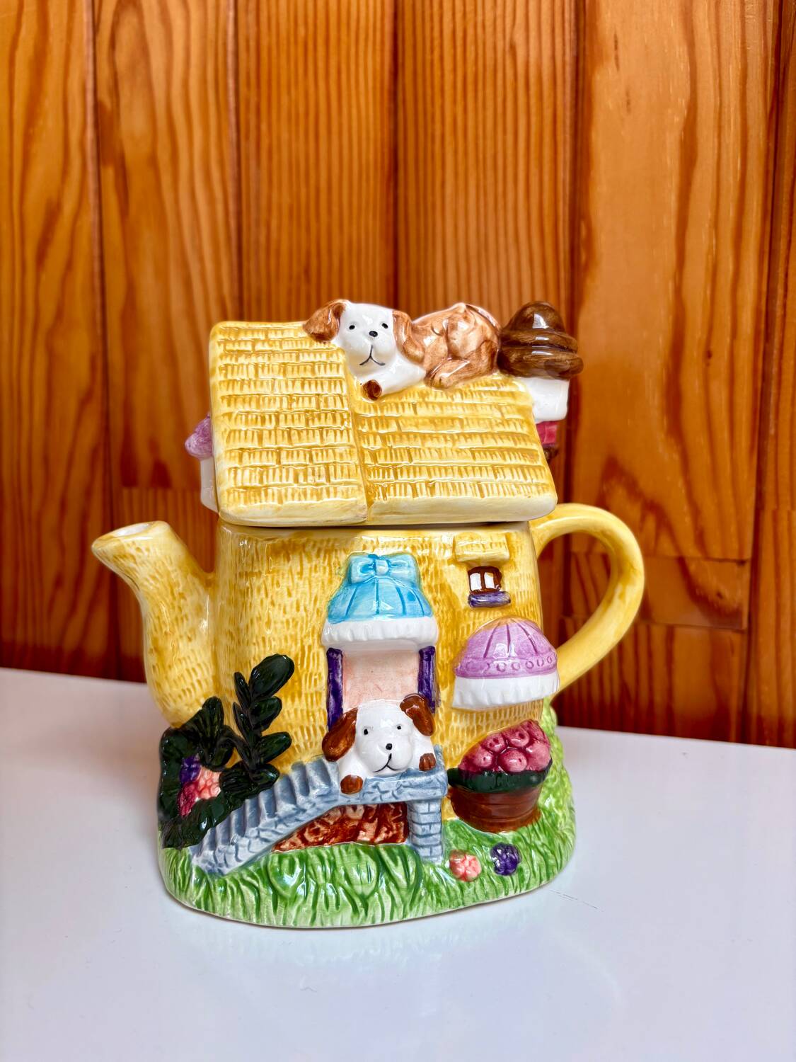 Vintage teapot in majolica – House of puppies