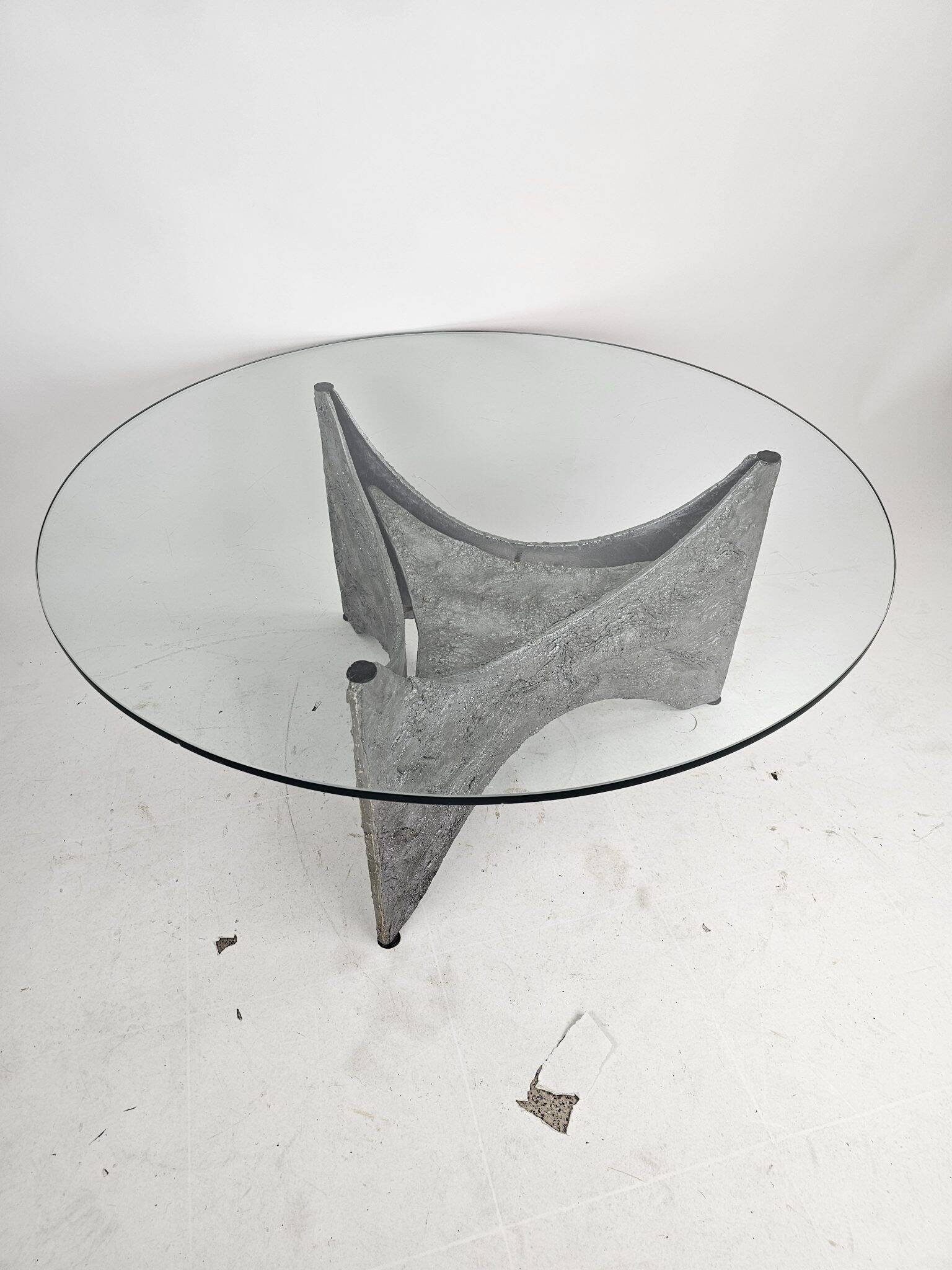 Table basse brutaliste ronde en aluminium coulé avec verre éclairé, années 1970