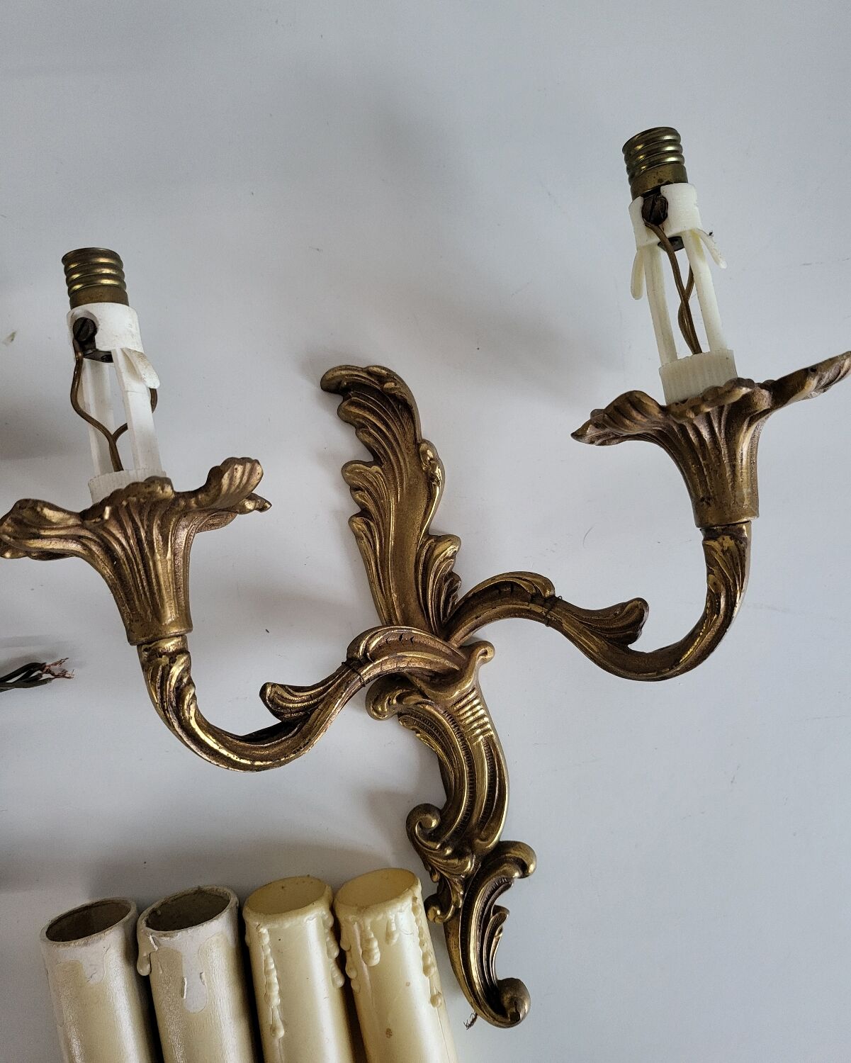 Ancienne paire d'appliques en métal doré style Louis XV - 2 lumières