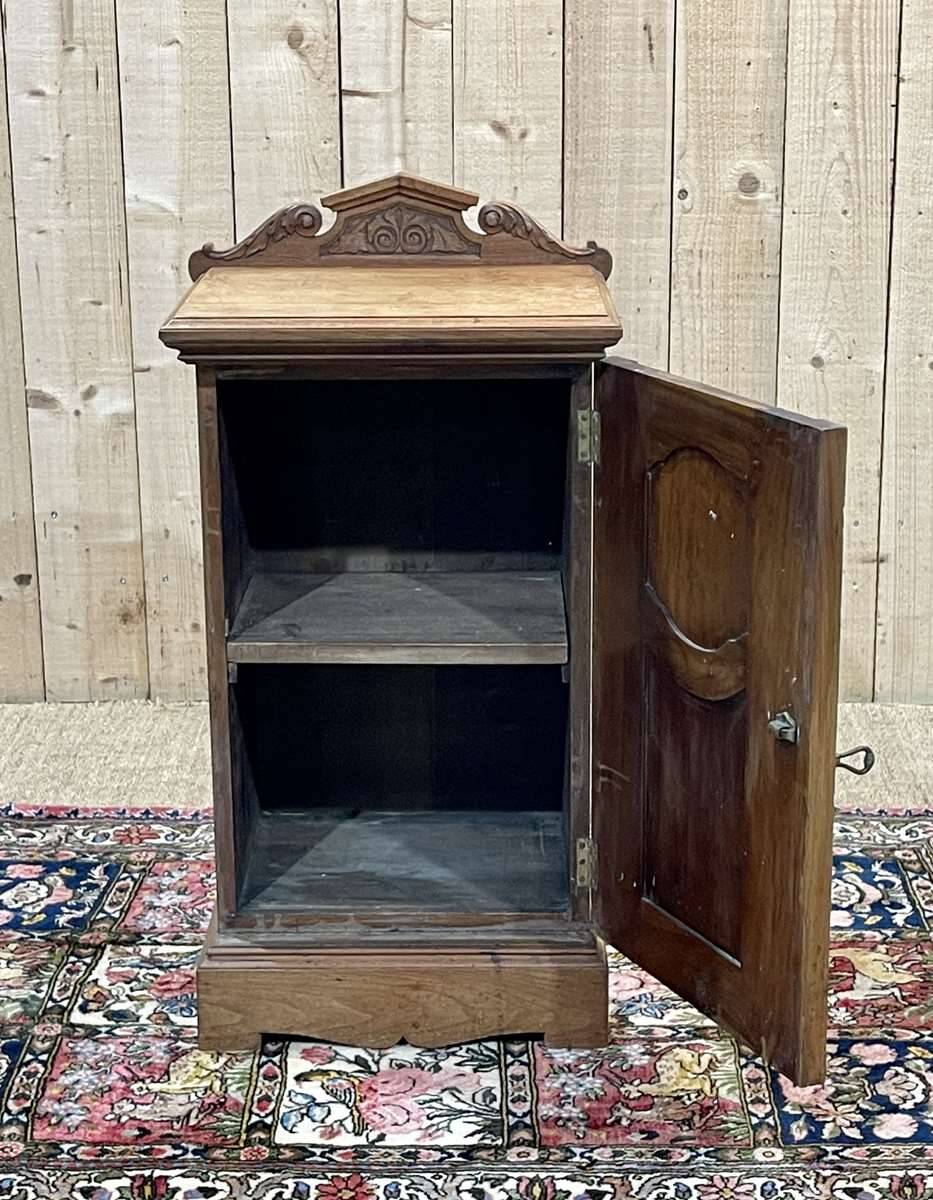 English bedside table in blonde mahogany from the early 20th century.