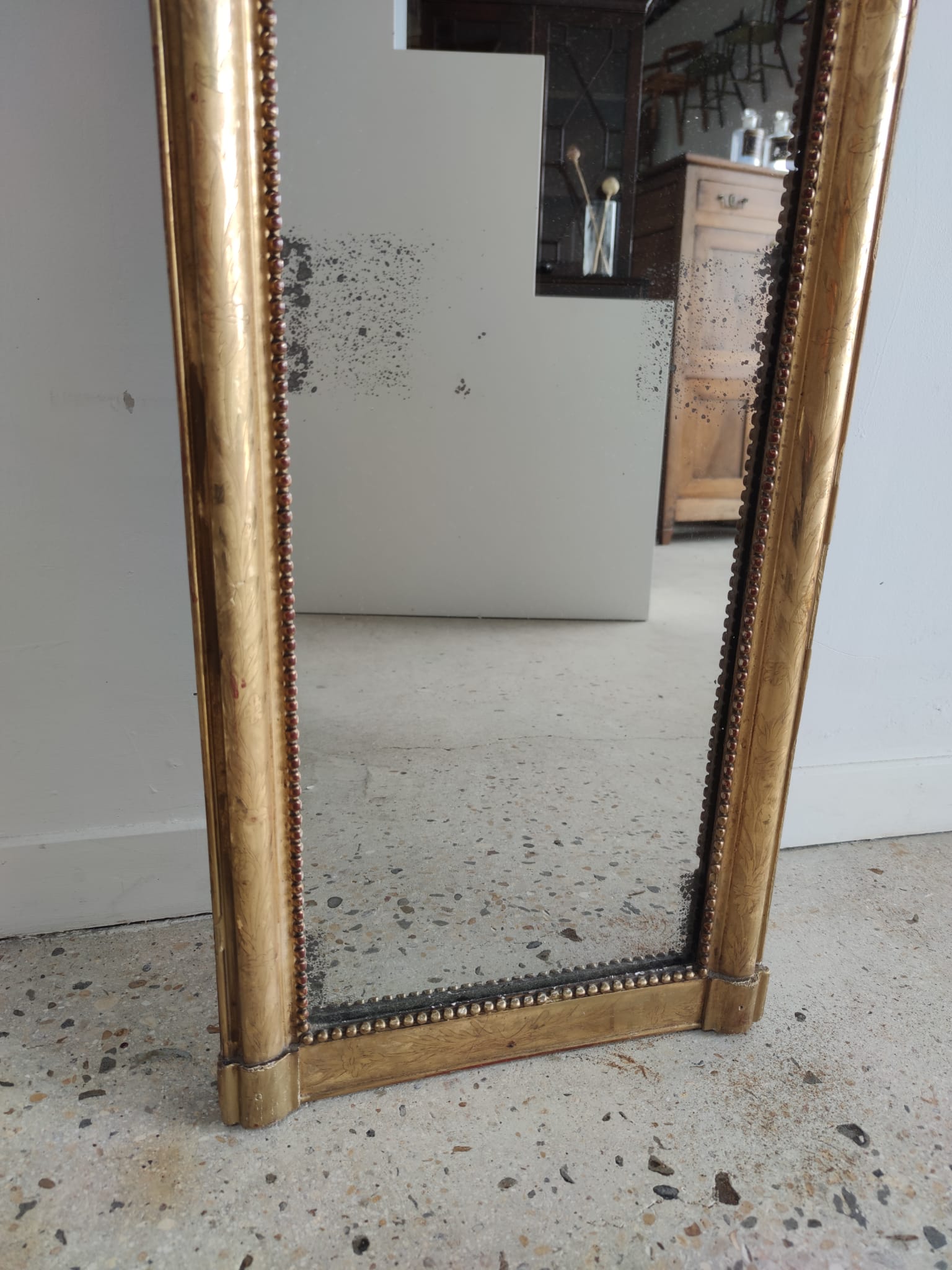Long wooden mirror and gilded stucco with pearl rays H: 2m45 L: 40cm