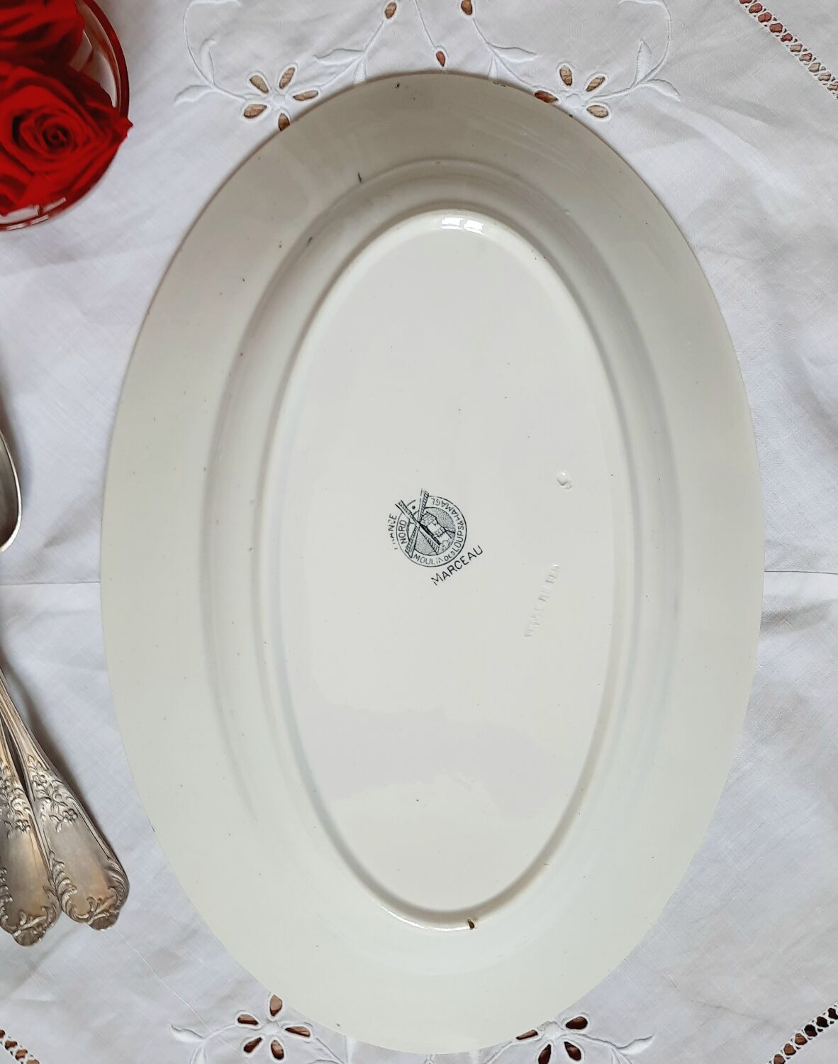 Old flat plates mismatched in iron earth accompanied by a serving dish