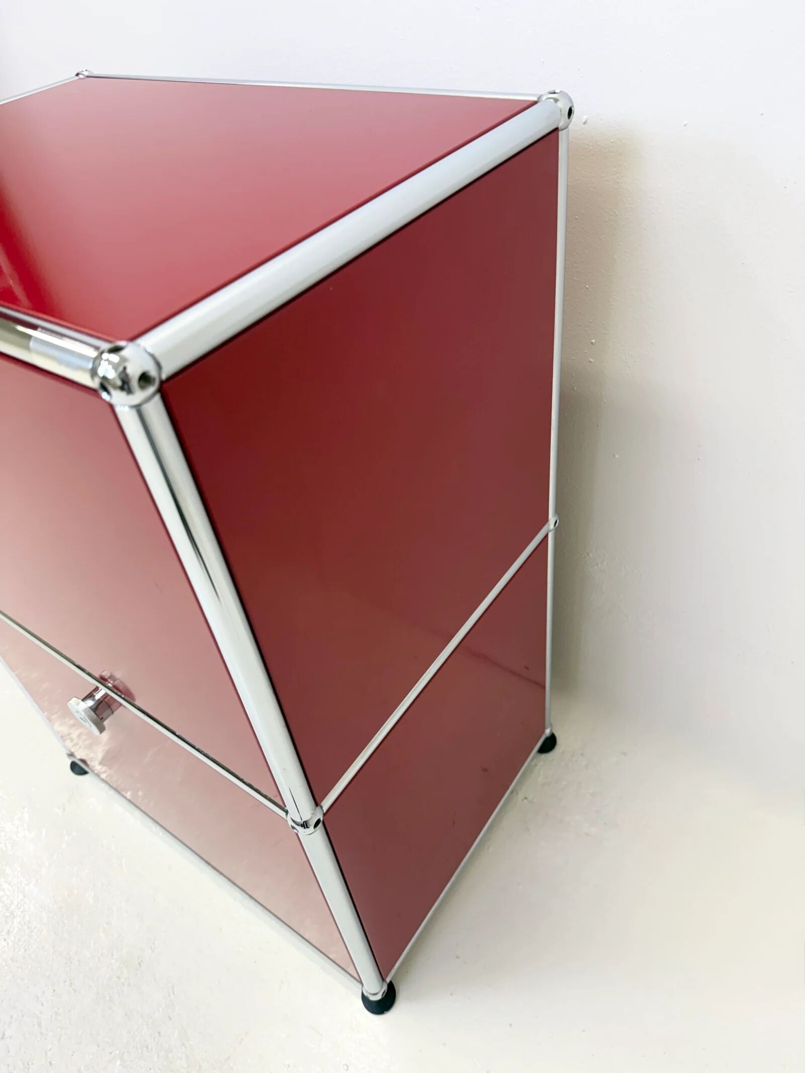 USM Haller "Ruby Red" – Side table (as new condition)