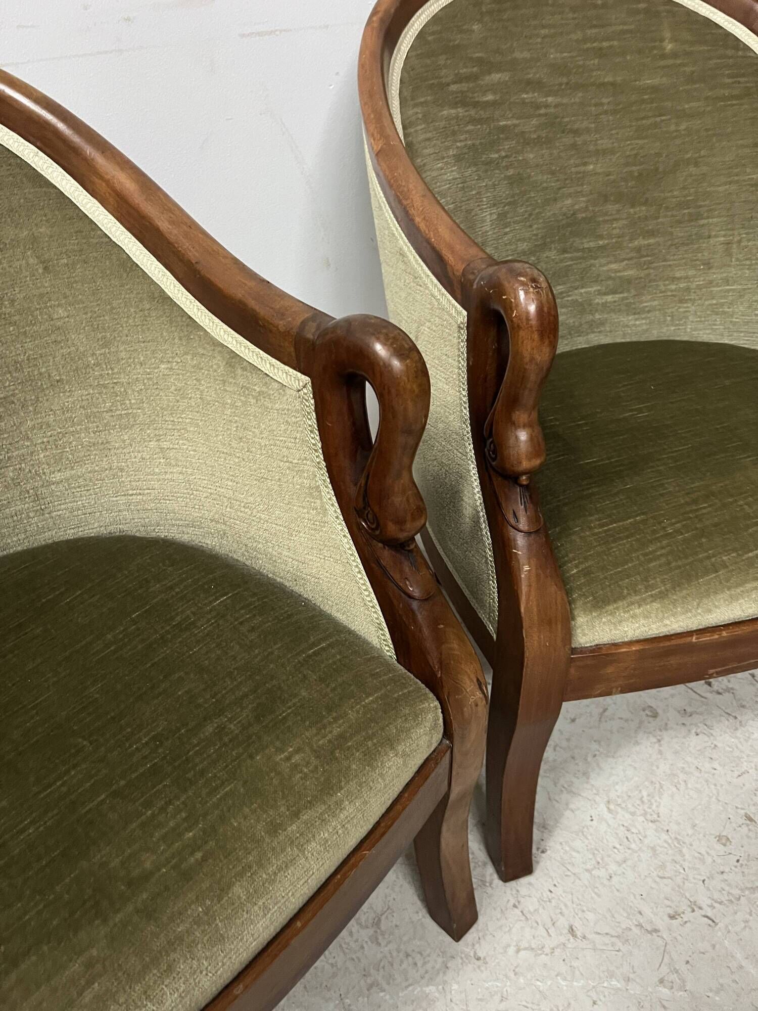 Paire de fauteuils de style gondole a col de cygnes XX siècle