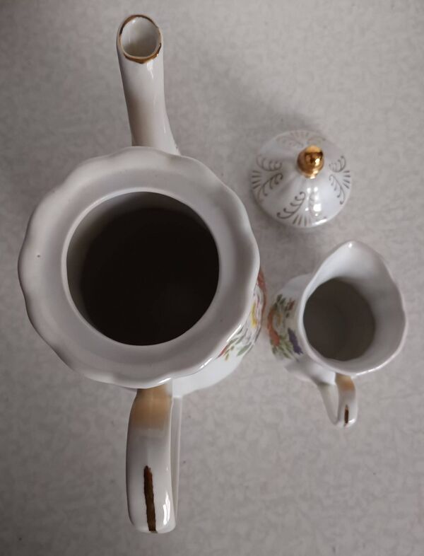 Ensemble théière en porcelaine dorée à décor floral et pot à lait assorti