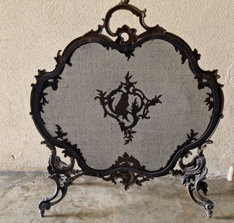 Spark screen, fire screen, bronze fireplace screen decorated with a covered cherub