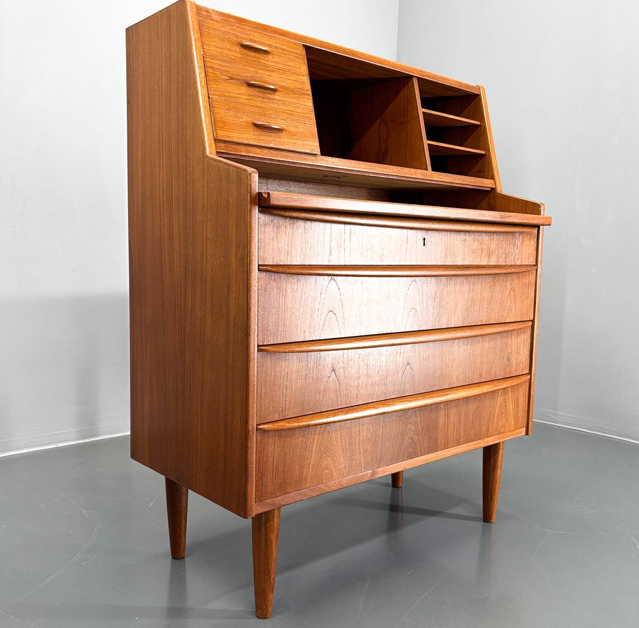 Commode à écrire en teck danois des années 1960