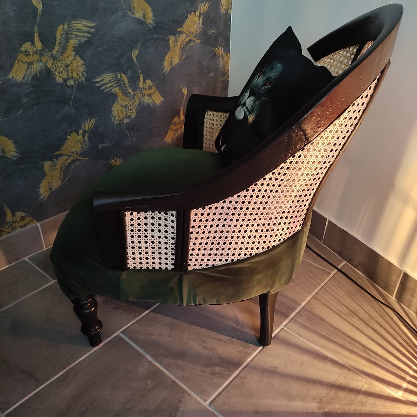 Fauteuil crapaud velours et cannage