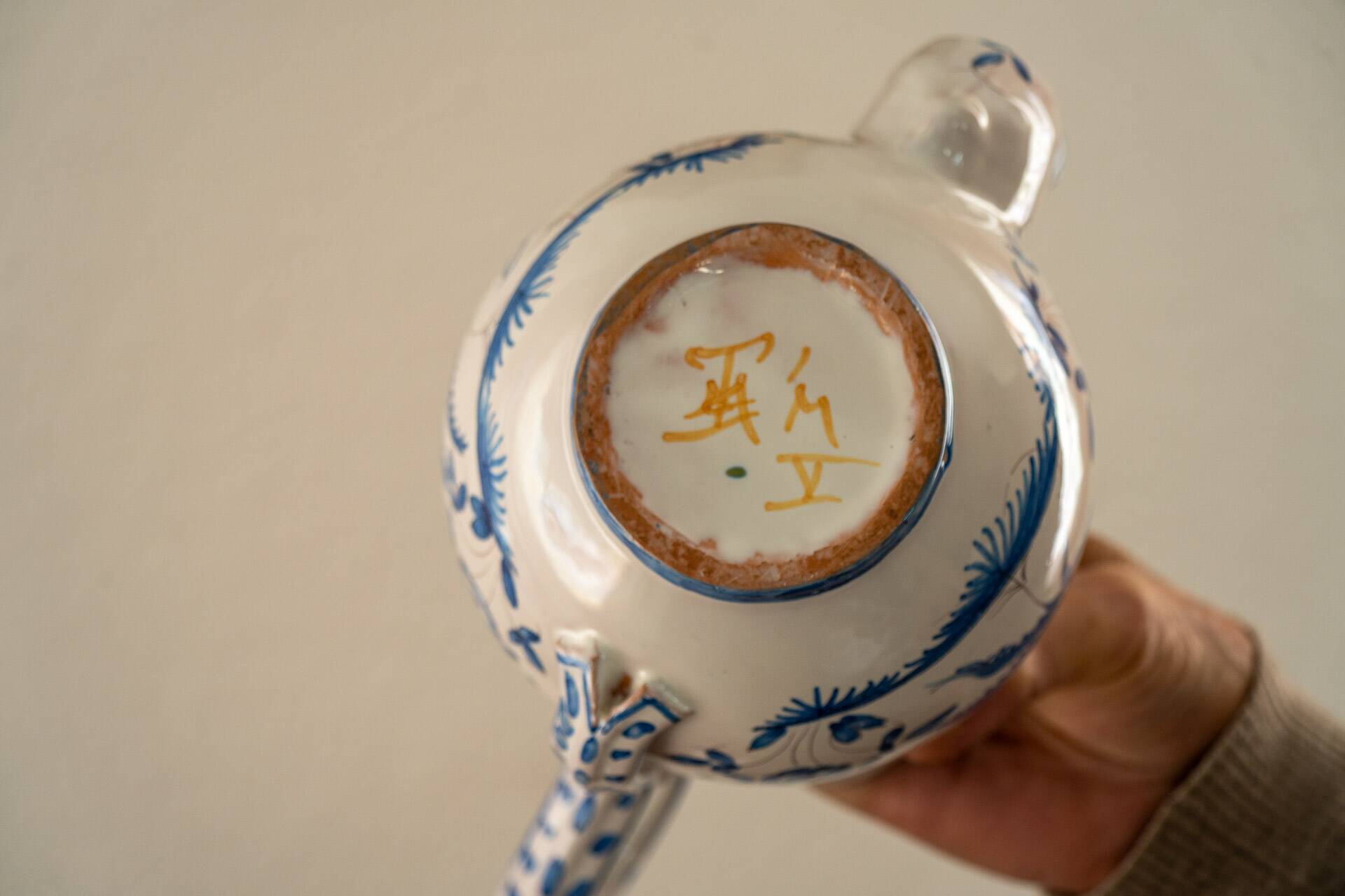 Very beautiful earthenware teapot from Martres-Tolosane with Moustiers decorations