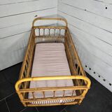 Lit D'enfant vintage en rotin