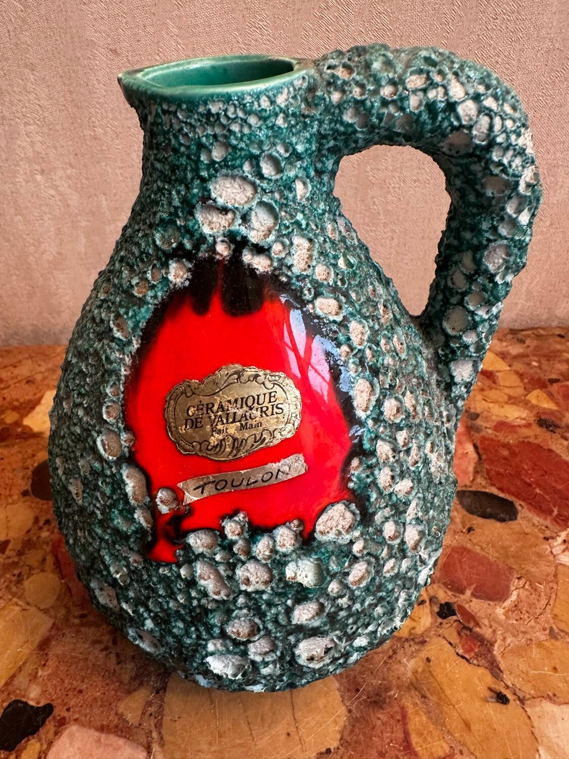 Pichet Vallauris années 60 rouge émaillé Fat Lava vert écume des mers